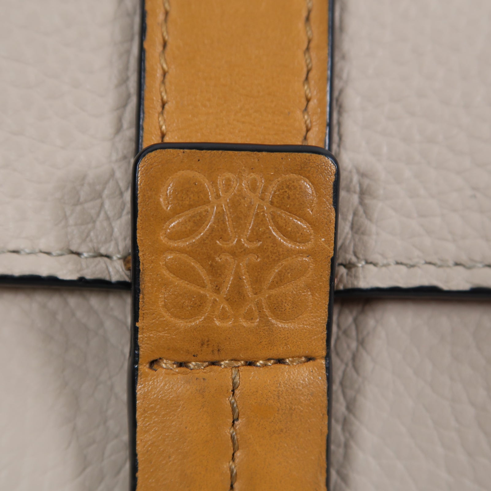 LOEWE 牛皮皮革Wallet銀扣錢包米色