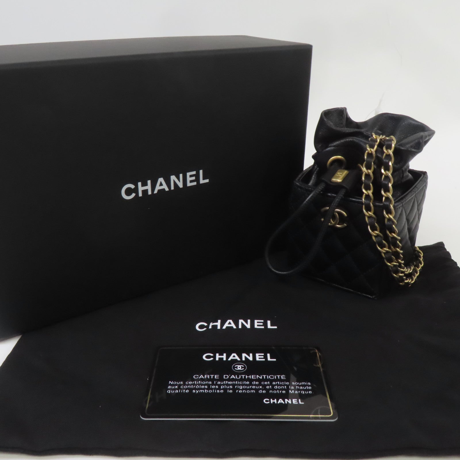 CHANEL 菱格牛皮皮革Micro Drawstring Bucket Bag With Chain金扣鏈帶肩背袋黑色