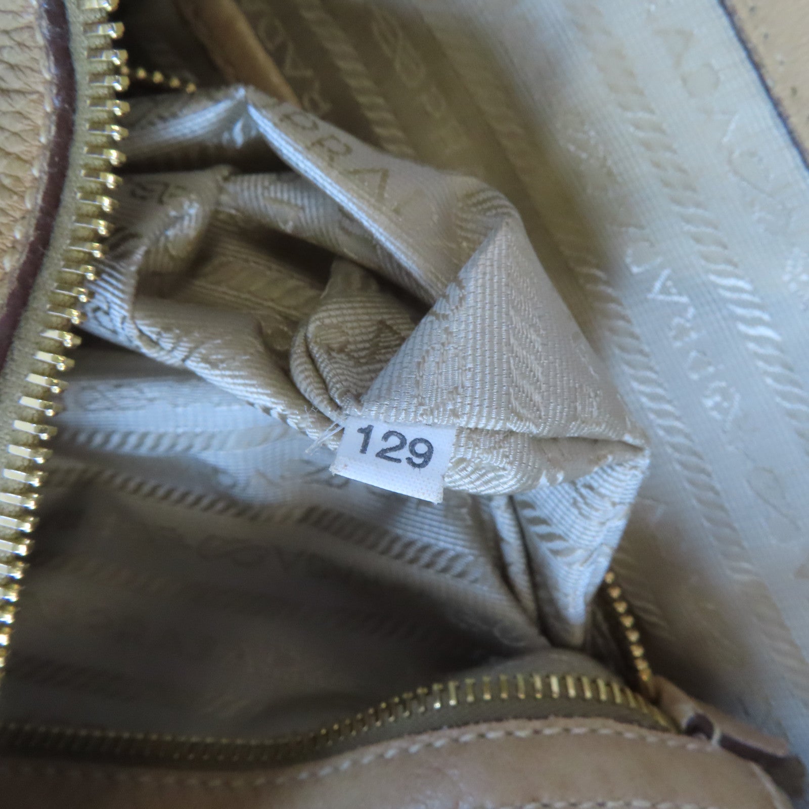 PRADA 牛皮皮革Shoulder Bag金扣肩背袋卡其色
