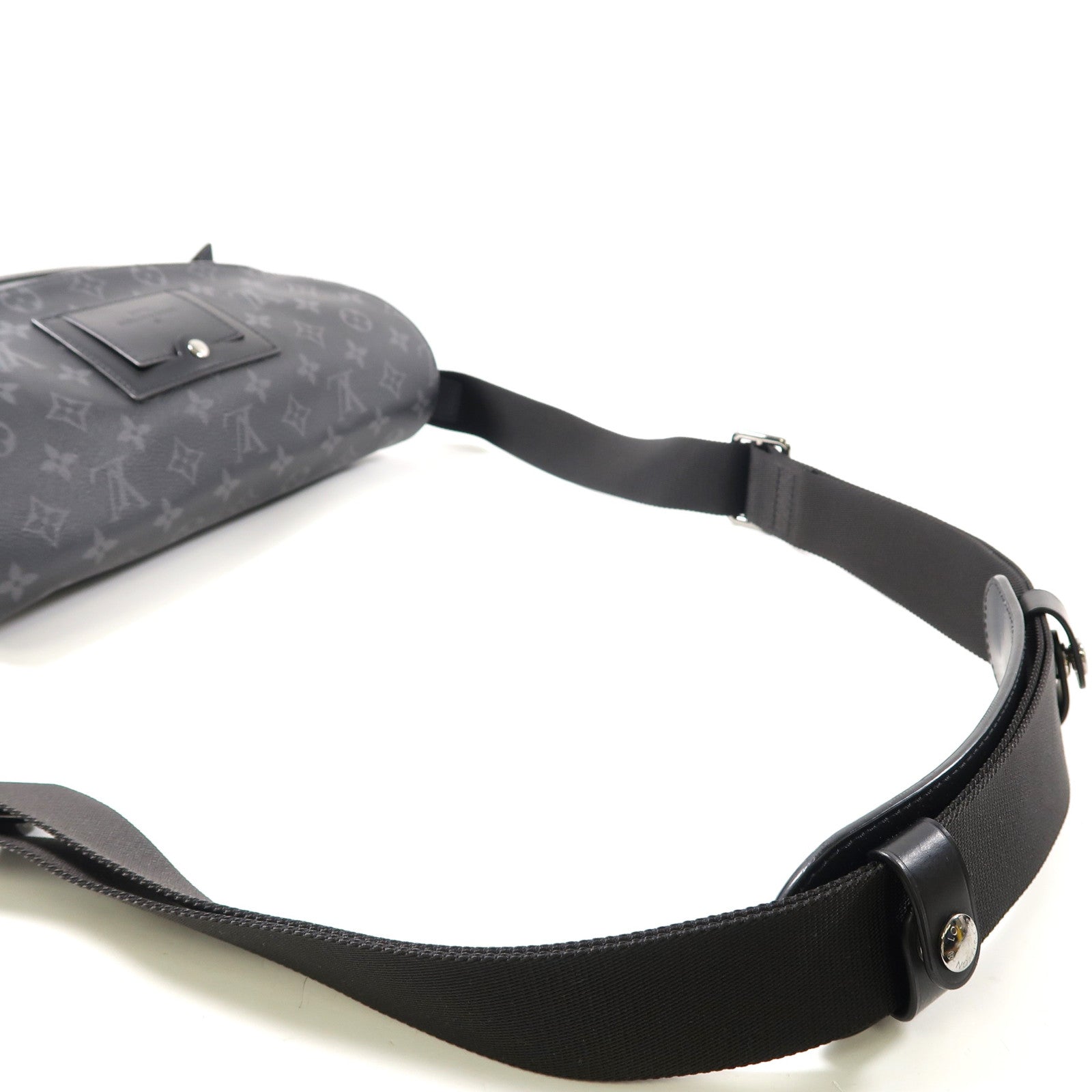 LOUIS VUITTON Monogram Eclipse Messenger Voyager銀扣肩背袋黑色