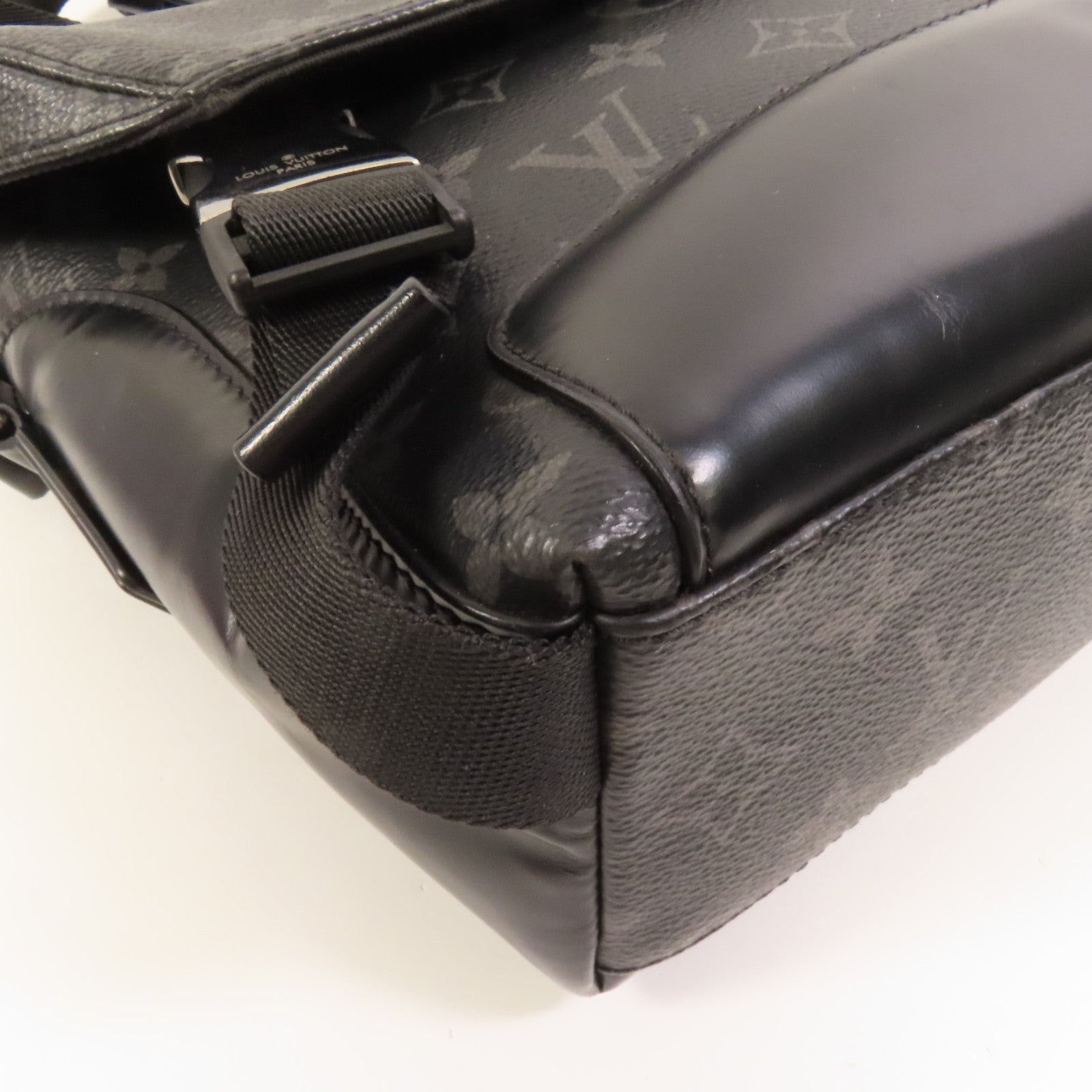 LOUIS VUITTON 【激減優惠】Monogram Eclipse/Taiga Outdoor Messenger銀扣肩背袋