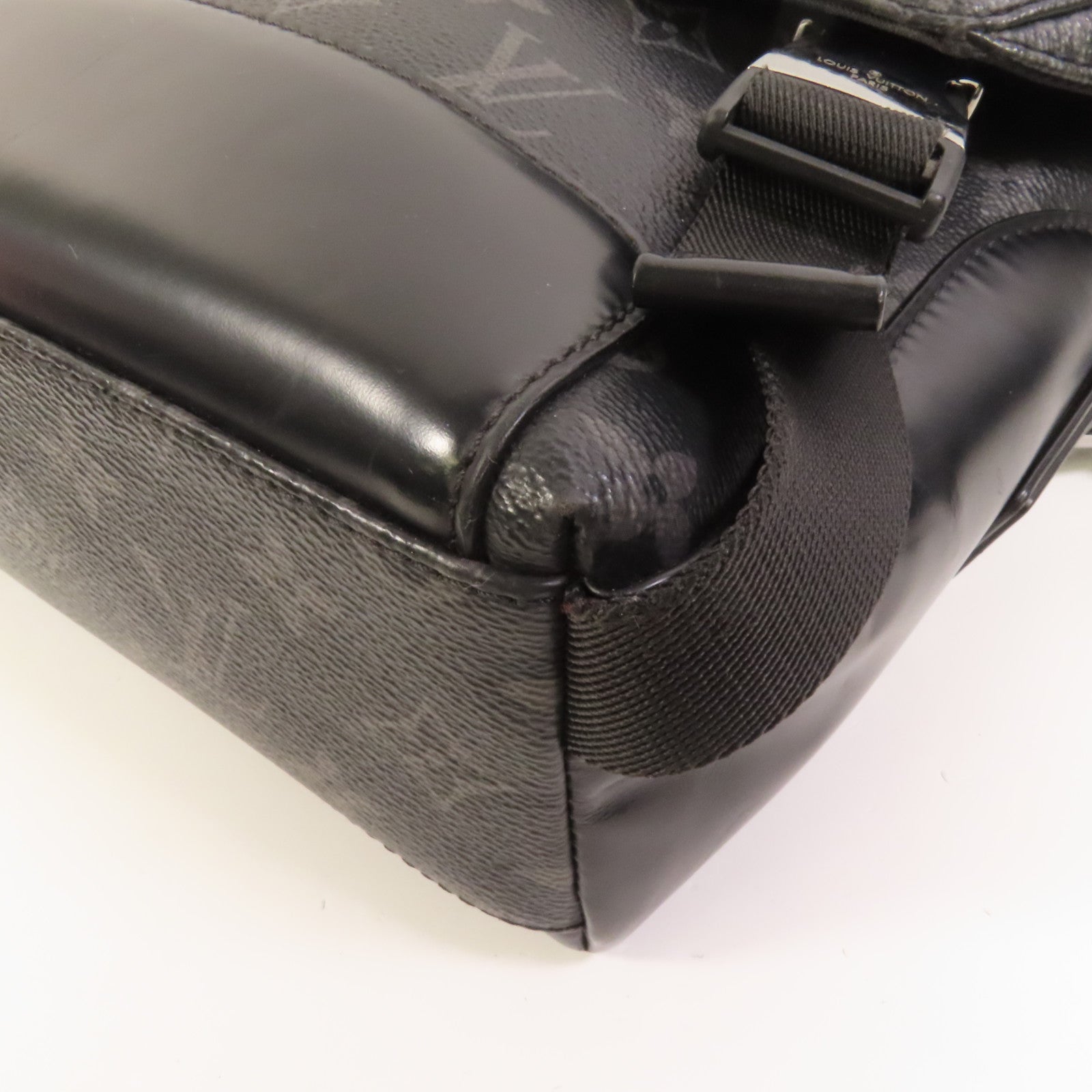 LOUIS VUITTON 【激減優惠】Monogram Eclipse/Taiga Outdoor Messenger銀扣肩背袋