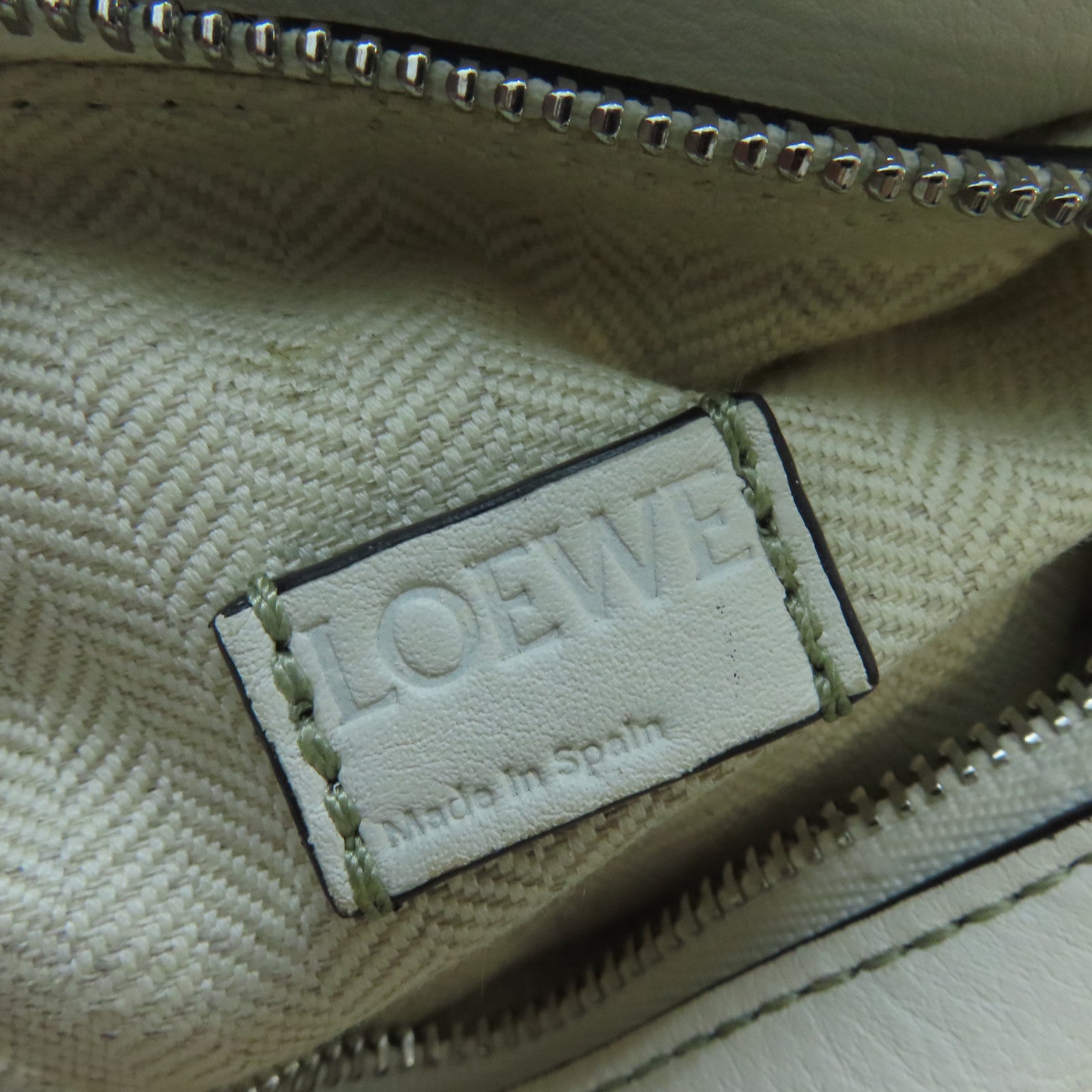 LOEWE 牛皮皮革Mini Puzzle銀扣手挽肩背兩用袋白色/綠色/黑色