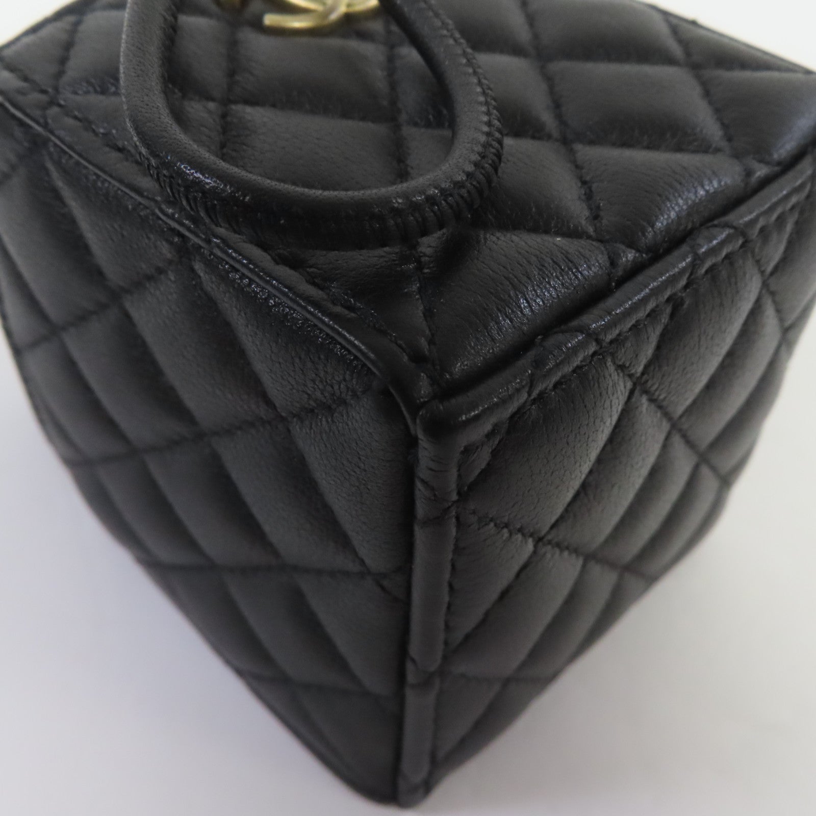 CHANEL 菱格牛皮皮革Micro Drawstring Bucket Bag With Chain金扣鏈帶肩背袋黑色