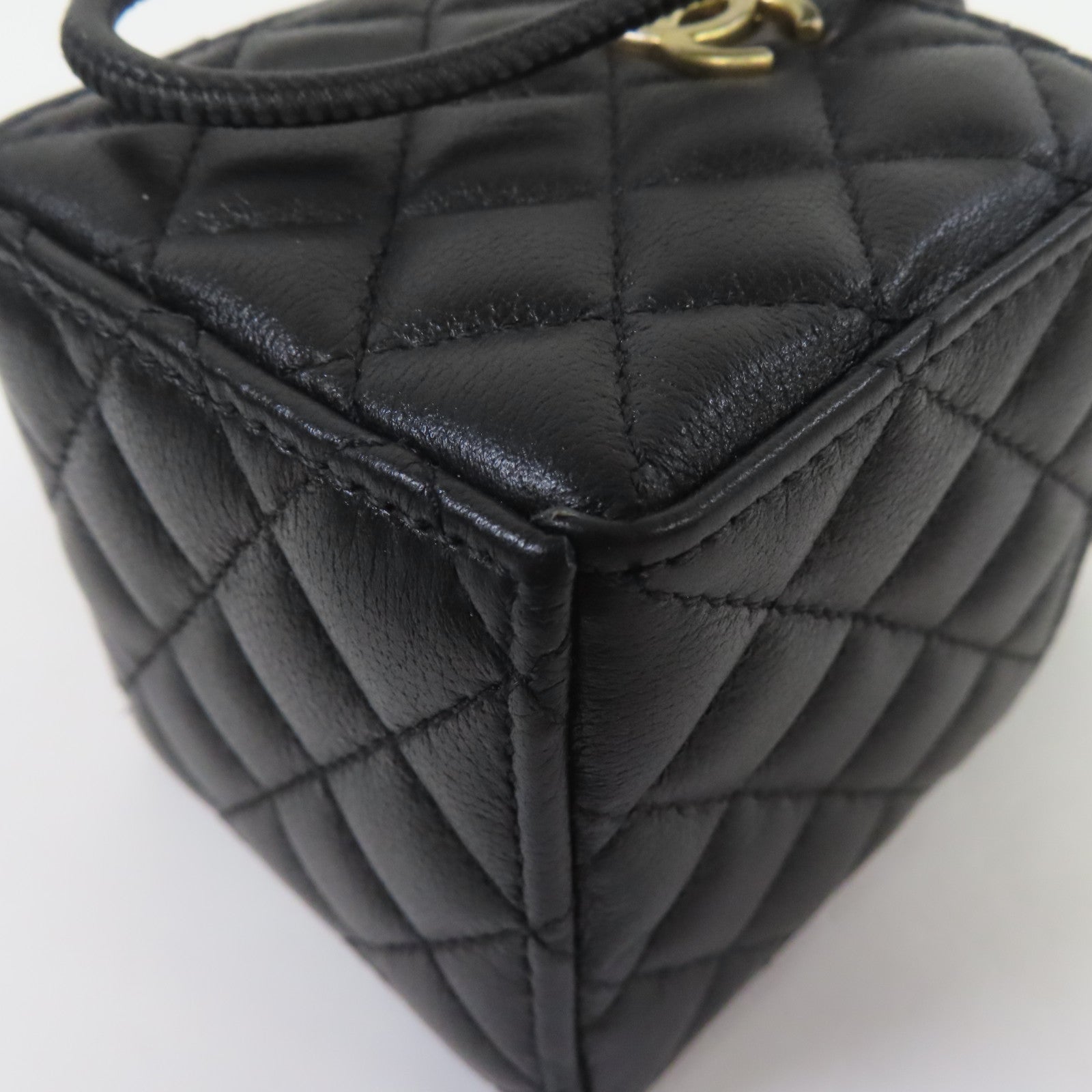 CHANEL 菱格牛皮皮革Micro Drawstring Bucket Bag With Chain金扣鏈帶肩背袋黑色
