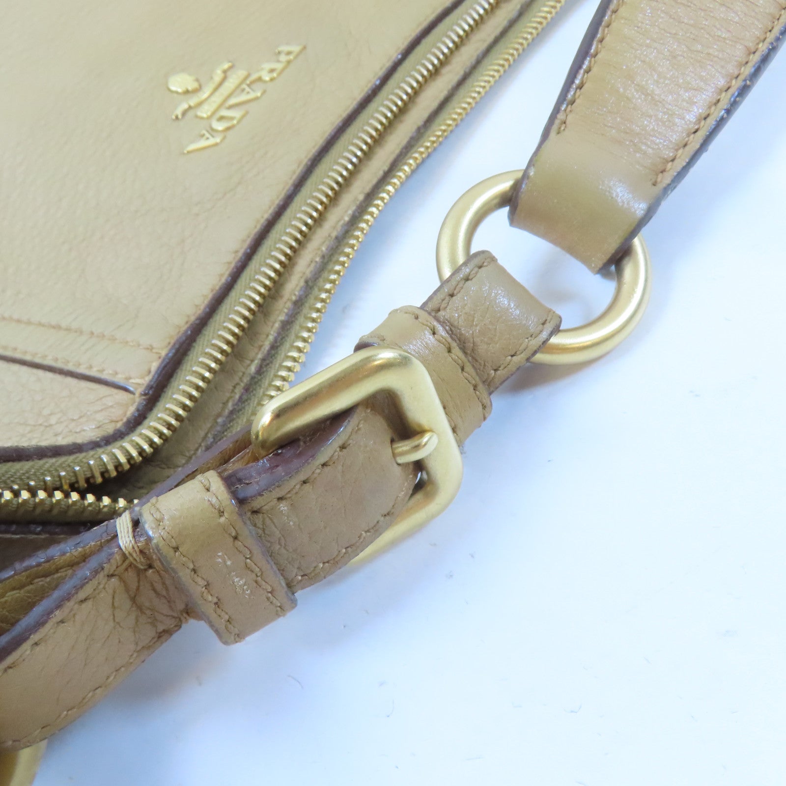 PRADA 牛皮皮革Shoulder Bag金扣肩背袋卡其色