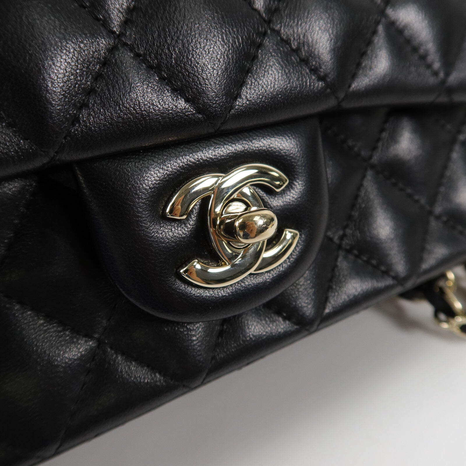 CHANEL 羊皮皮革Valentine Charms Mini Flap Bag鏈帶肩背袋