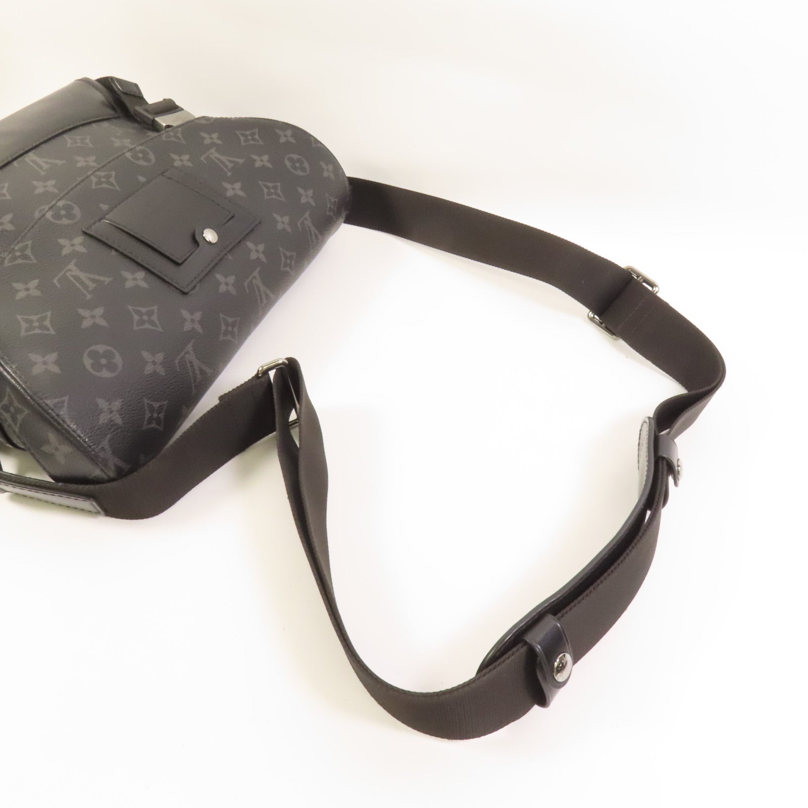 LOUIS VUITTON 【激減優惠】Monogram Eclipse/Taiga Outdoor Messenger銀扣肩背袋