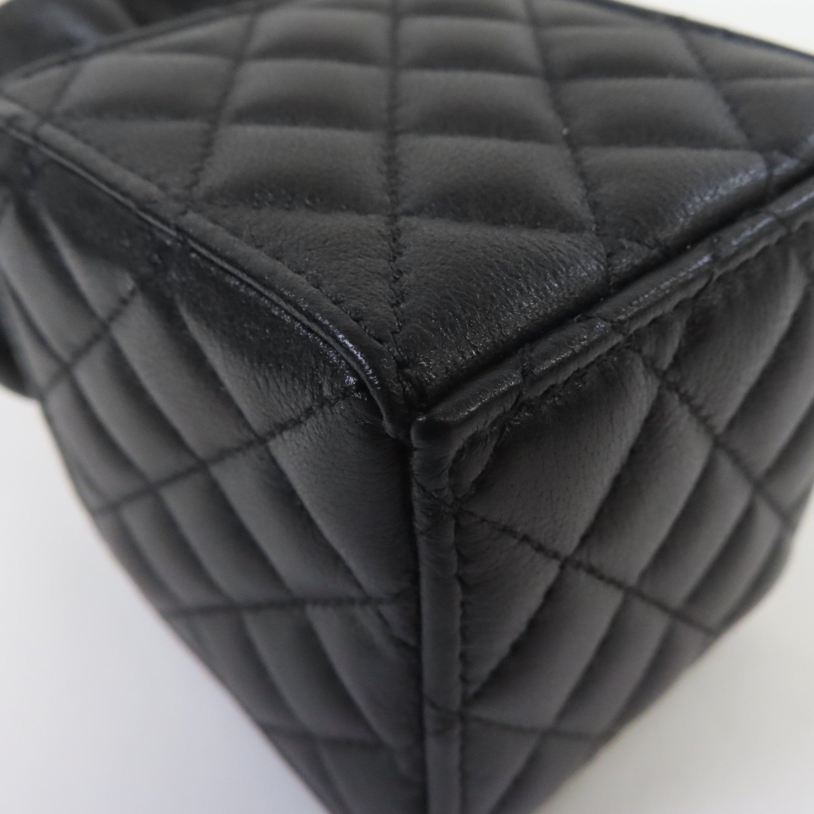 CHANEL 菱格牛皮皮革Micro Drawstring Bucket Bag With Chain金扣鏈帶肩背袋黑色