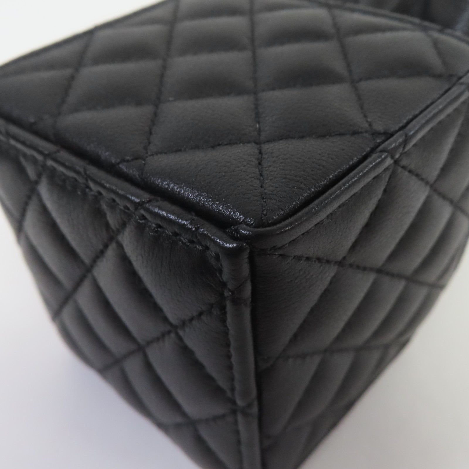 CHANEL 菱格牛皮皮革Micro Drawstring Bucket Bag With Chain金扣鏈帶肩背袋黑色