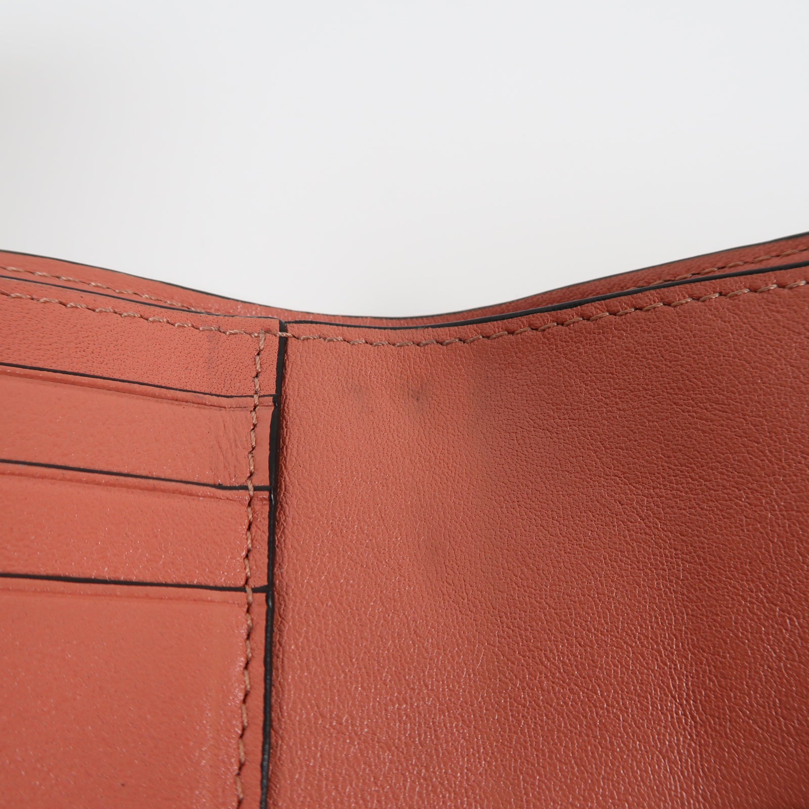 LOEWE 牛皮皮革Wallet銀扣錢包米色