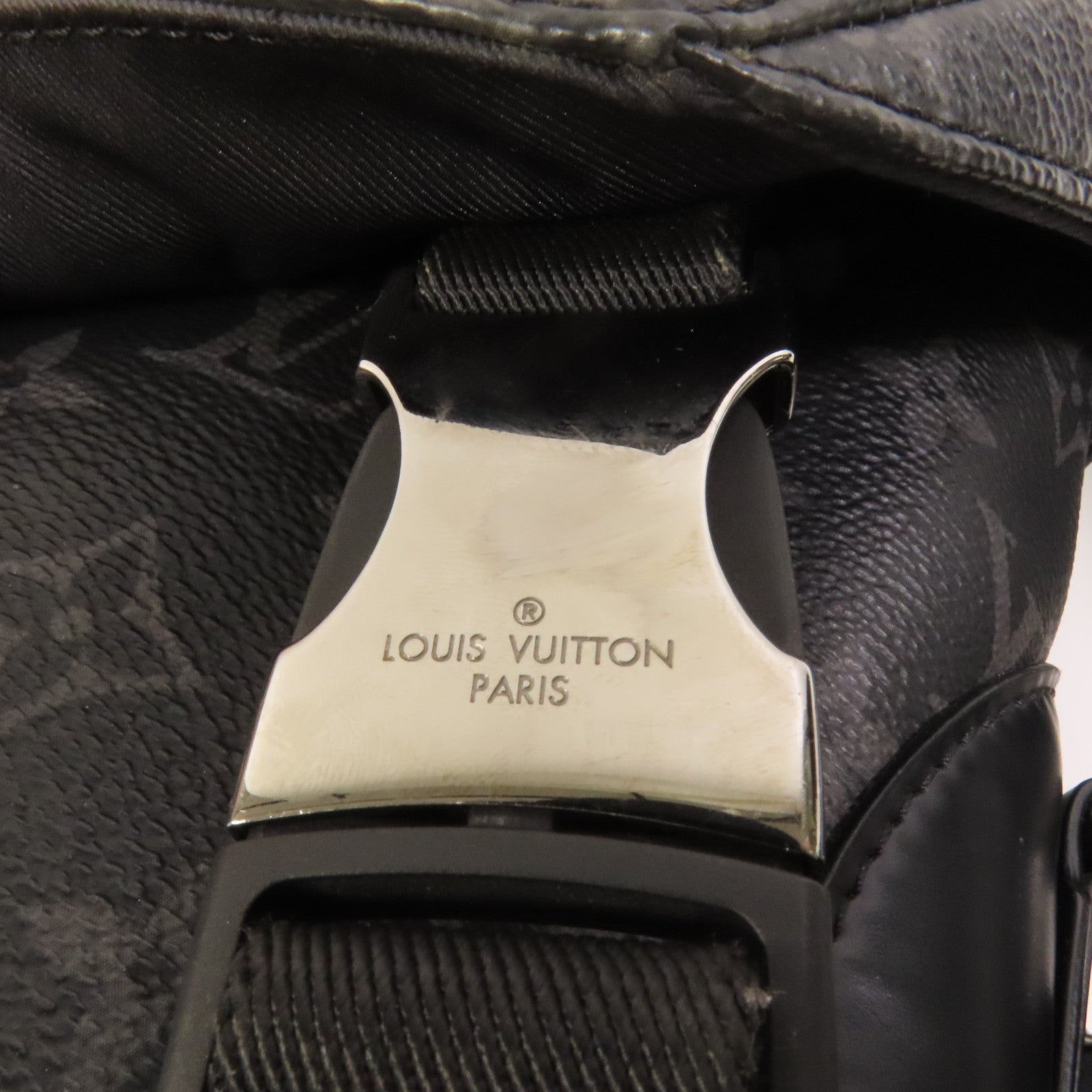 LOUIS VUITTON 【激減優惠】Monogram Eclipse/Taiga Outdoor Messenger銀扣肩背袋