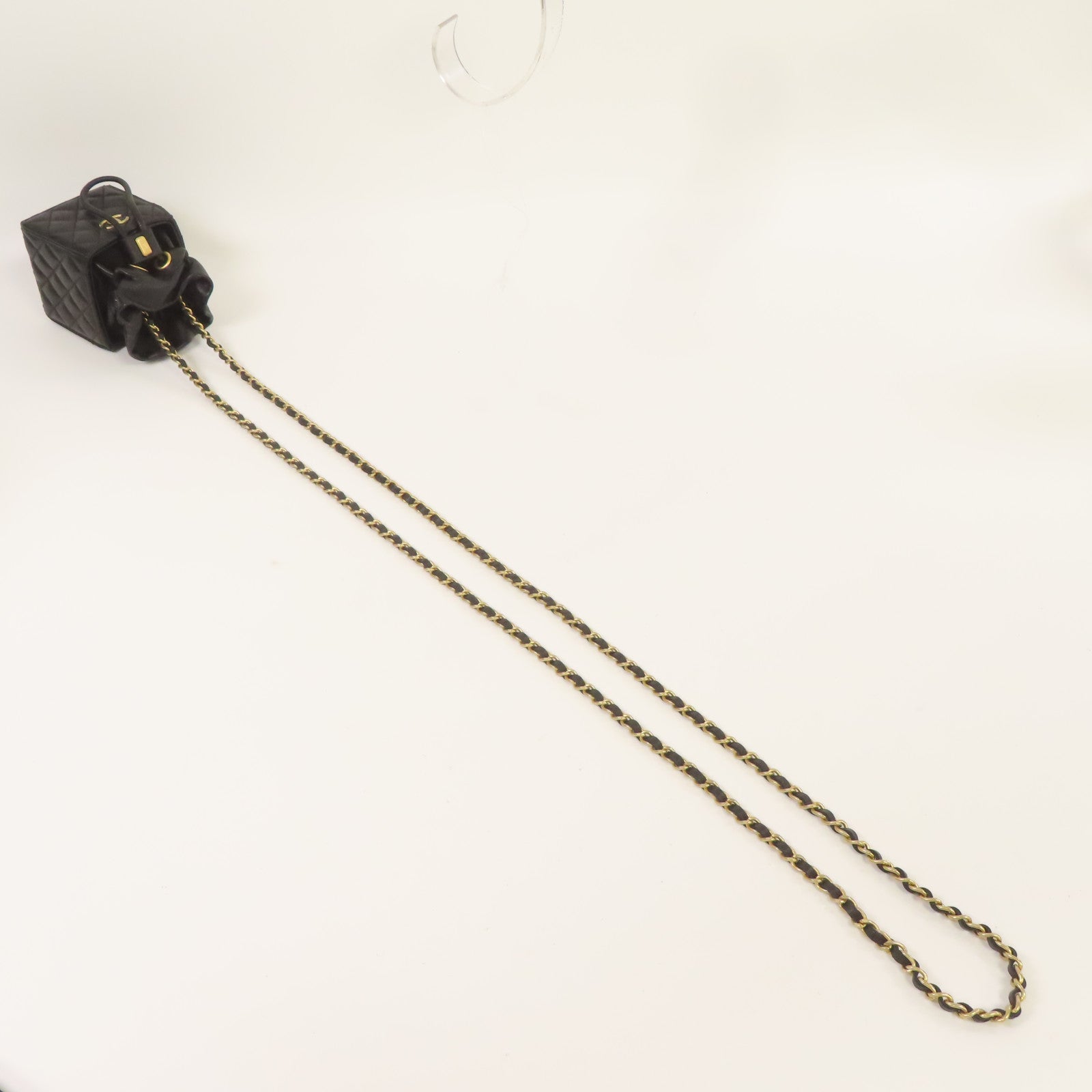CHANEL 菱格牛皮皮革Micro Drawstring Bucket Bag With Chain金扣鏈帶肩背袋黑色