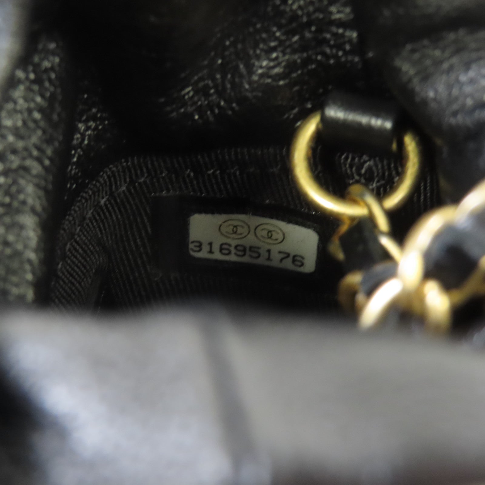 CHANEL 菱格牛皮皮革Micro Drawstring Bucket Bag With Chain金扣鏈帶肩背袋黑色