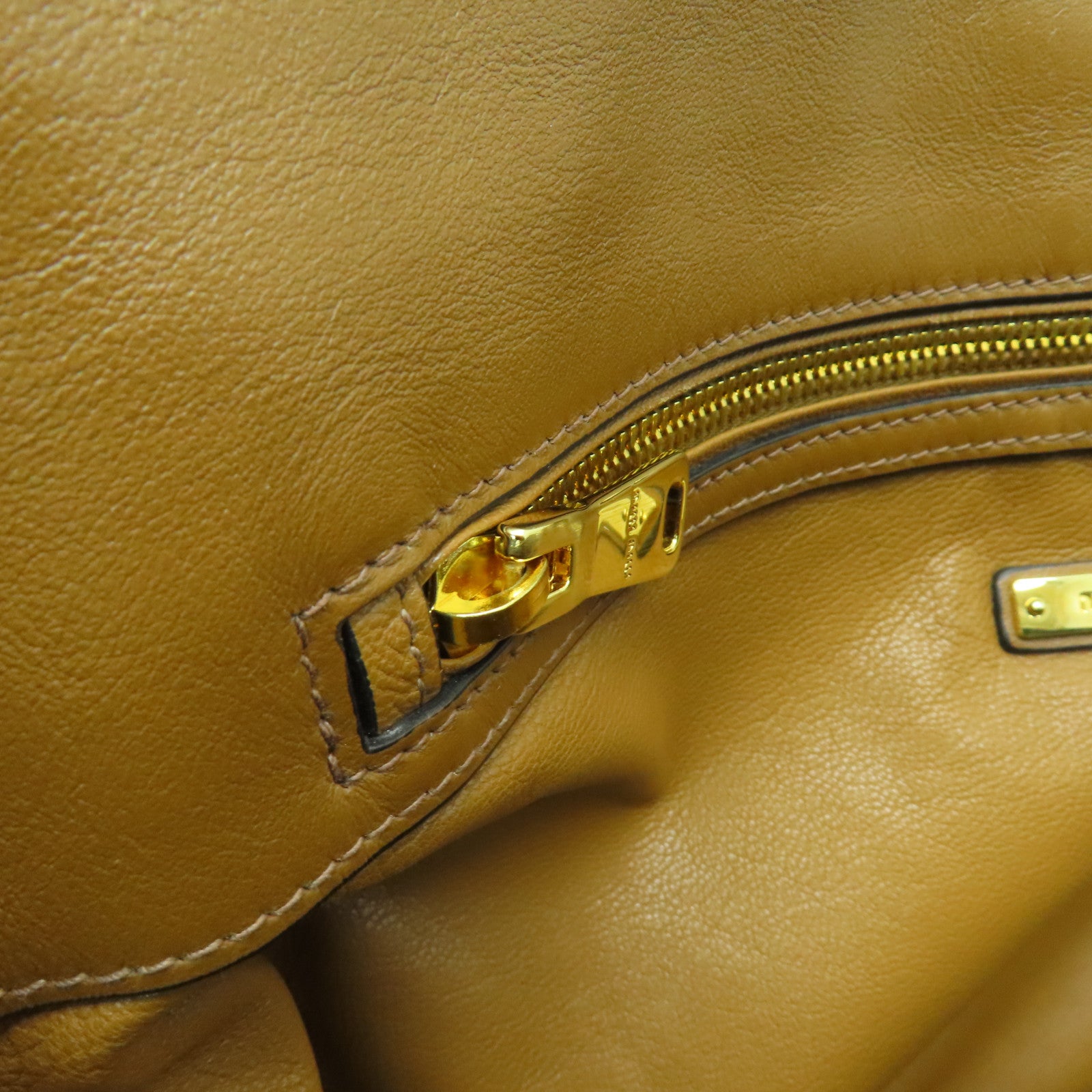Miu Miu 牛皮皮革Shoulder Bag金扣肩背袋棕色