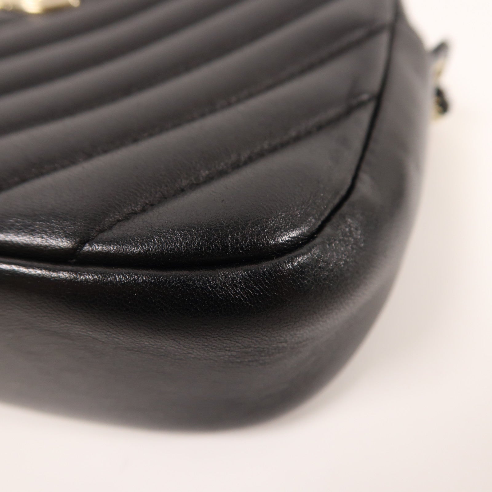 CHANEL 牛皮皮革Chain Shoulder金扣鏈帶肩背袋