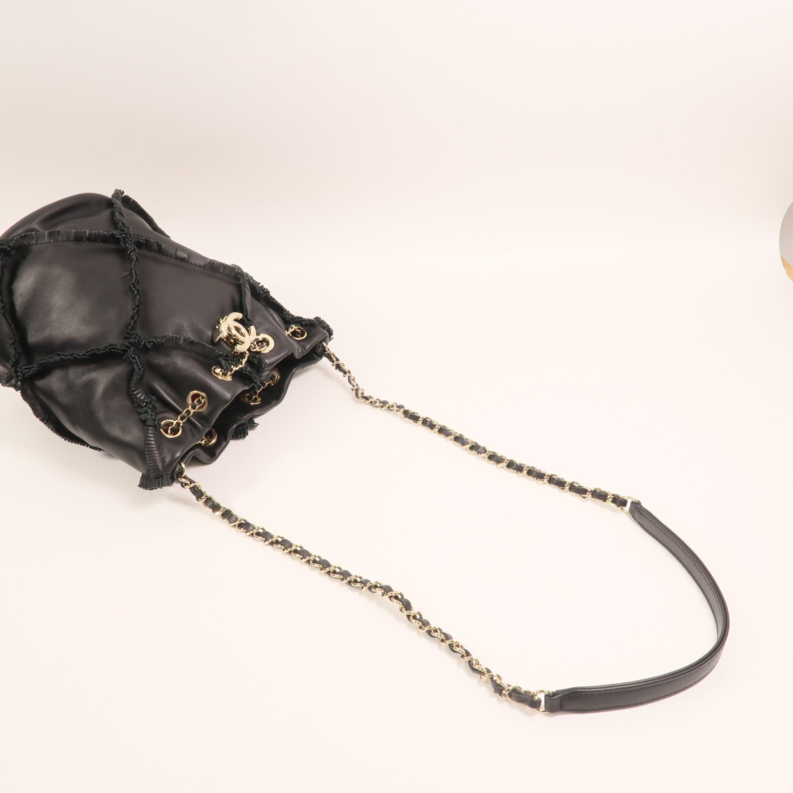 CHANEL 【激減優惠】牛皮皮革Bucket Bag金扣鏈帶肩背袋