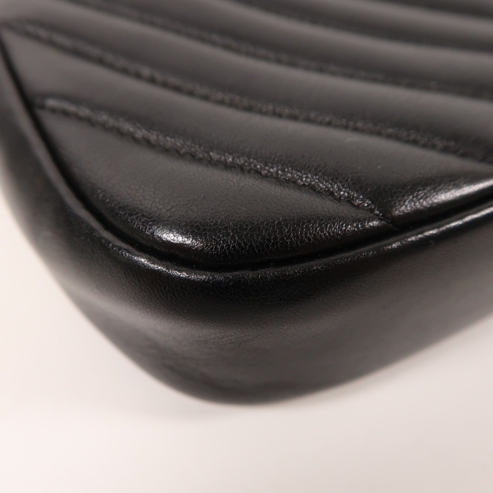 CHANEL 牛皮皮革Chain Shoulder金扣鏈帶肩背袋