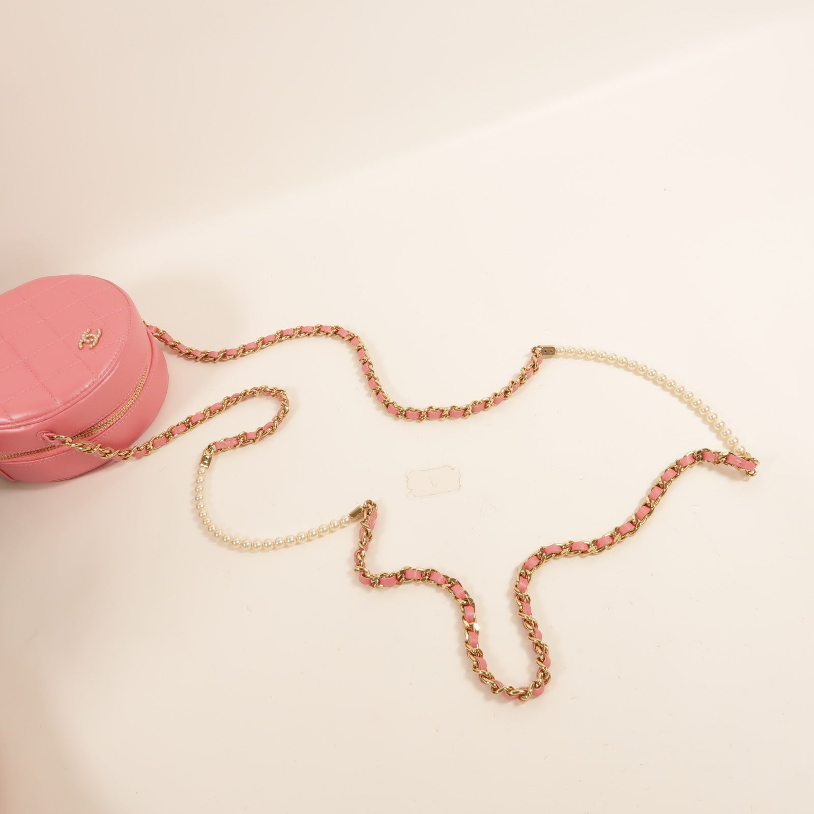 CHANEL 羊皮皮革Round Vanity Case鏈帶肩背袋