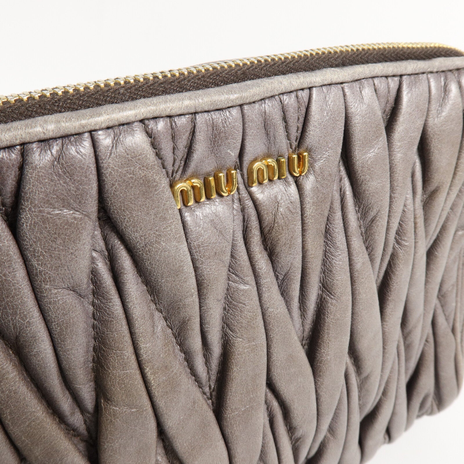 Miu Miu 牛皮皮革Matelasse Lux Charm Pouch手挽袋