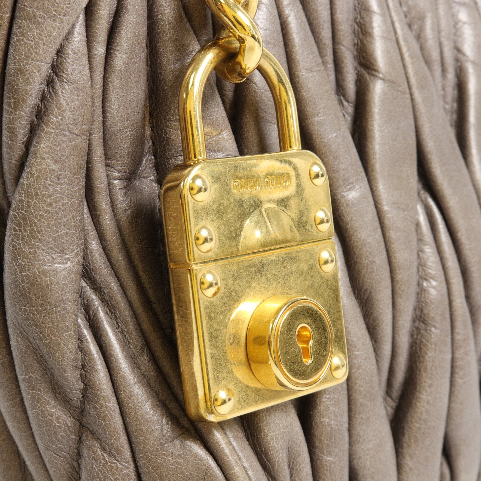 Miu Miu 牛皮皮革Matelasse Lux Charm Pouch手挽袋