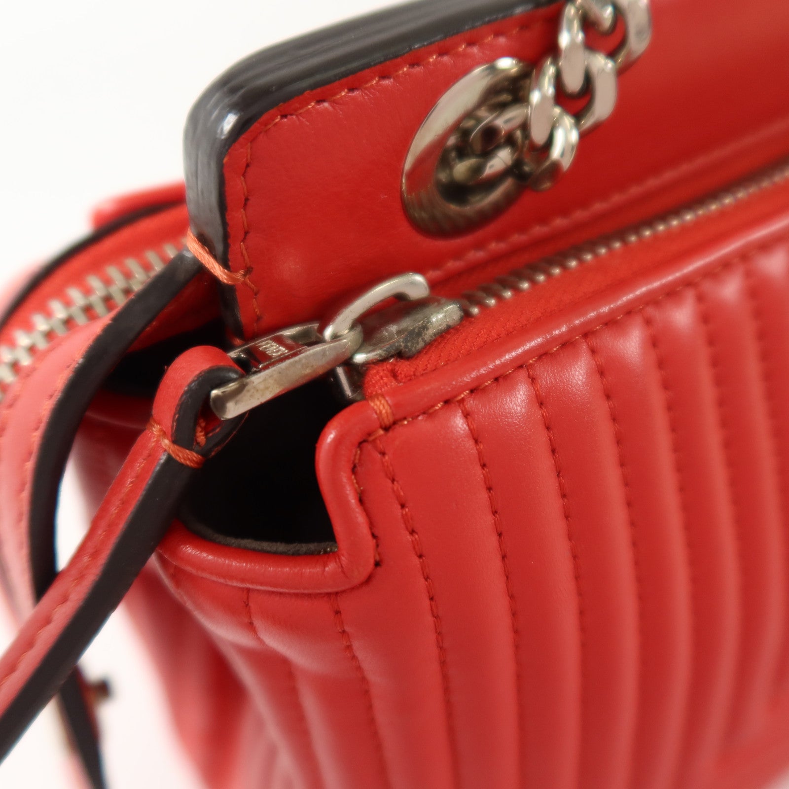 FENDI 牛皮皮革Dotcom Click銀扣鏈帶肩背袋