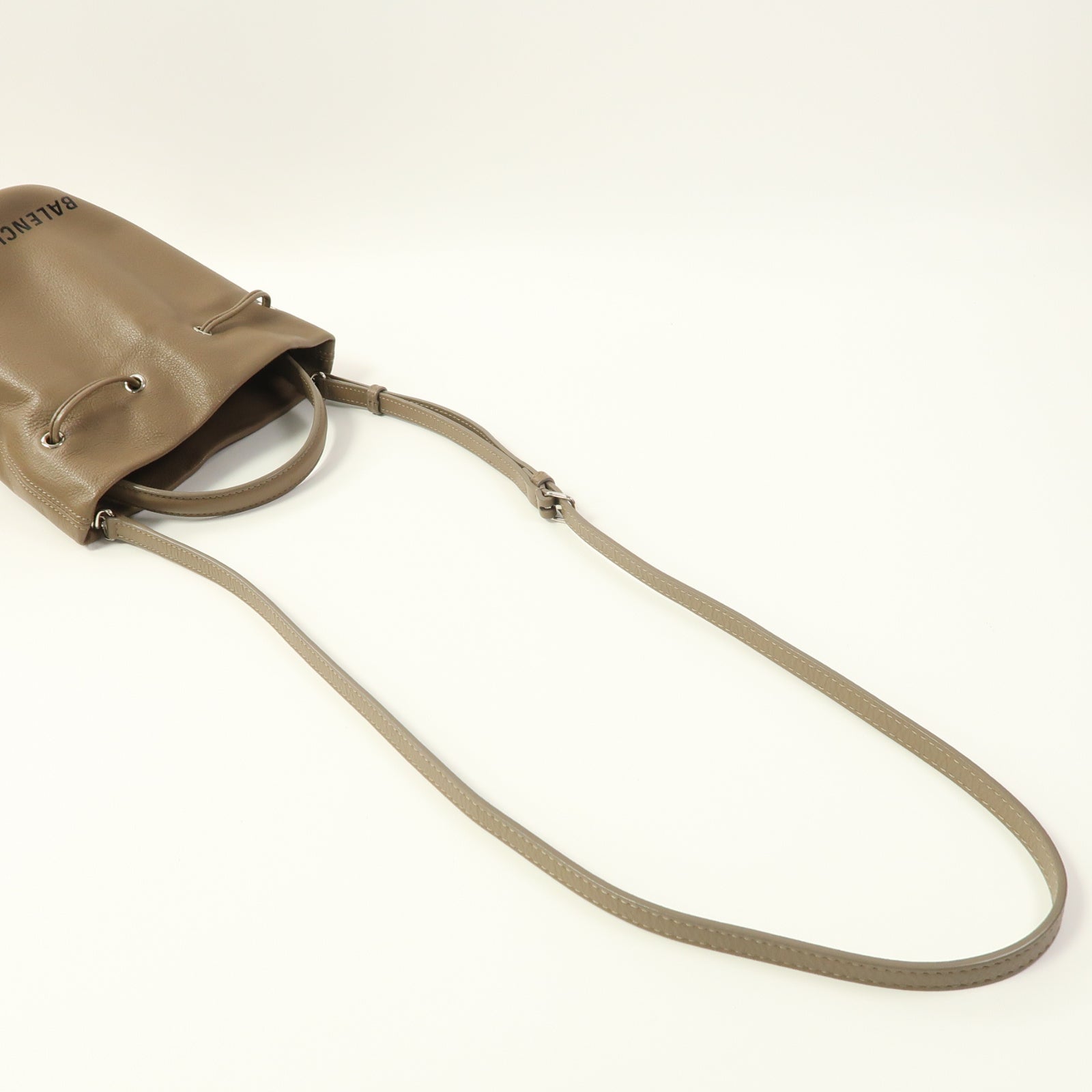 BALENCIAGA 牛皮皮革Everday Drawstring銀扣手挽肩背兩用袋啡色