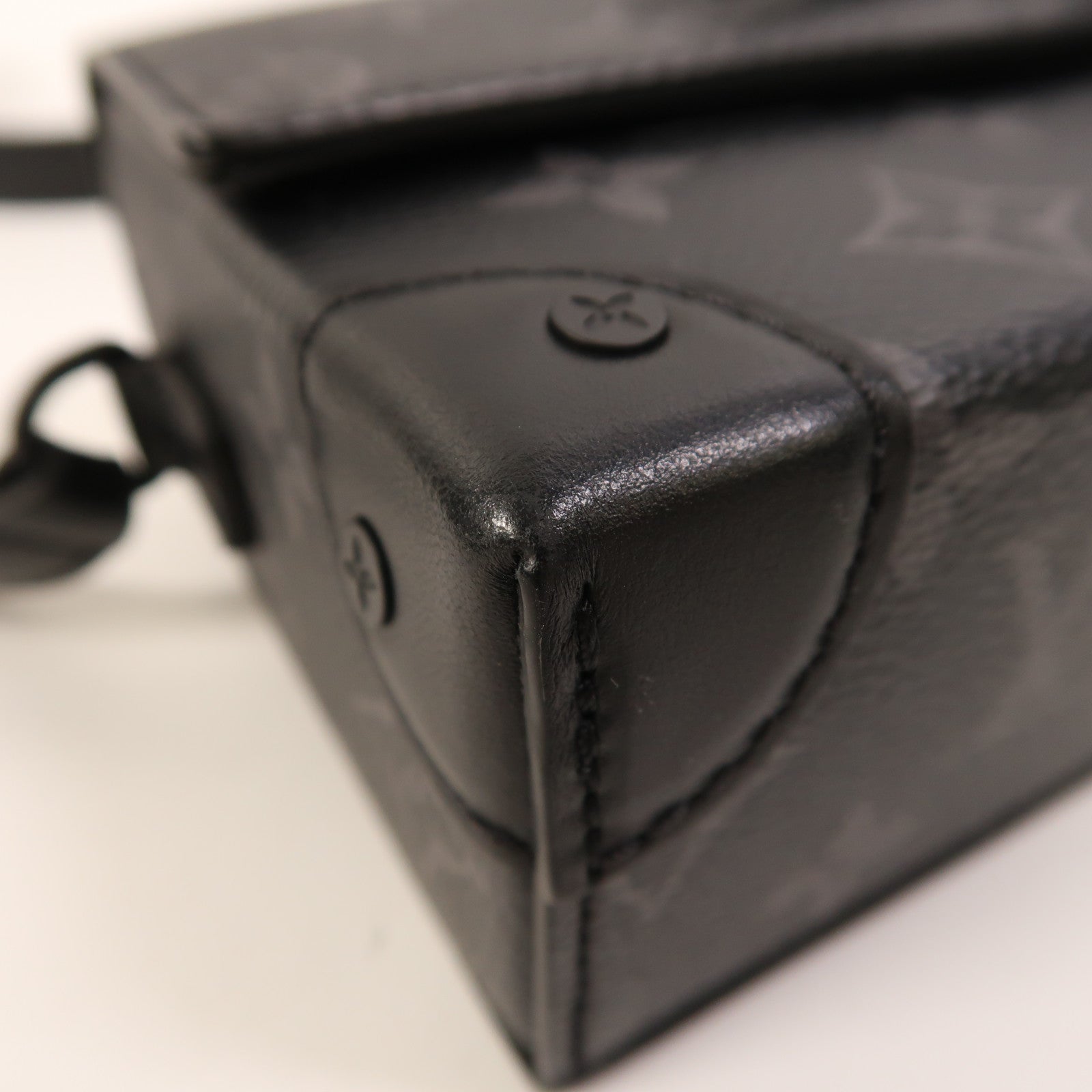 LOUIS VUITTON Monogram Eclipse Steamer Wearable Wallet肩背袋