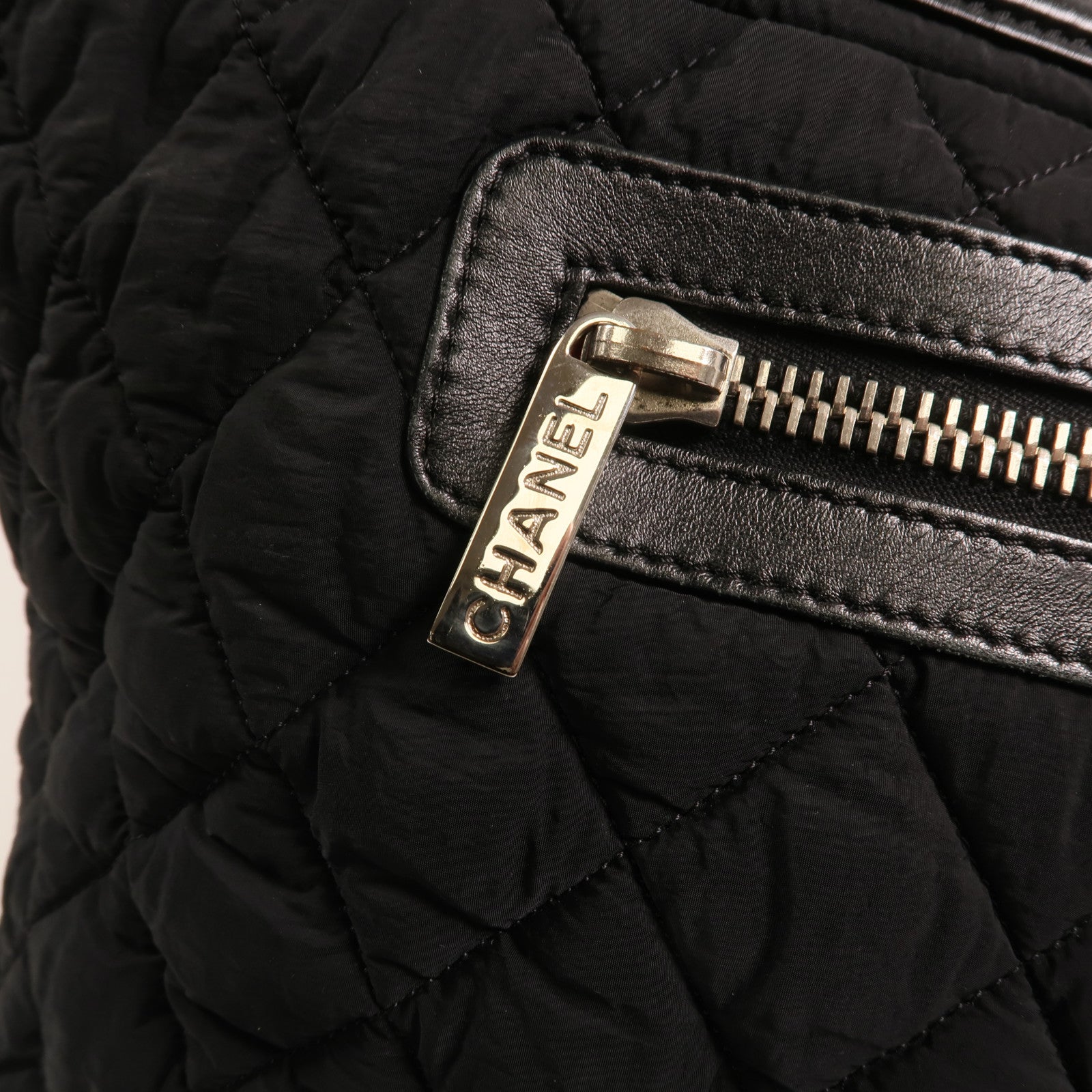 CHANEL 尼龍Coco Cocoon銀扣手挽袋