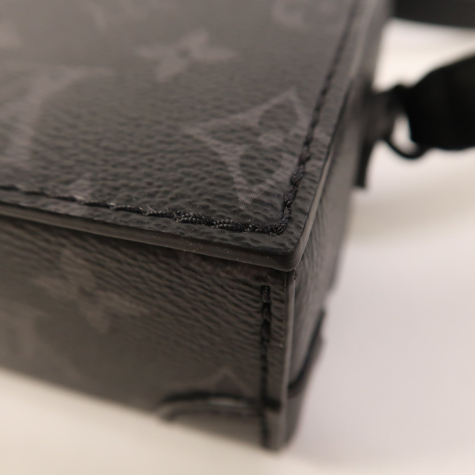 LOUIS VUITTON Monogram Eclipse Steamer Wearable Wallet肩背袋
