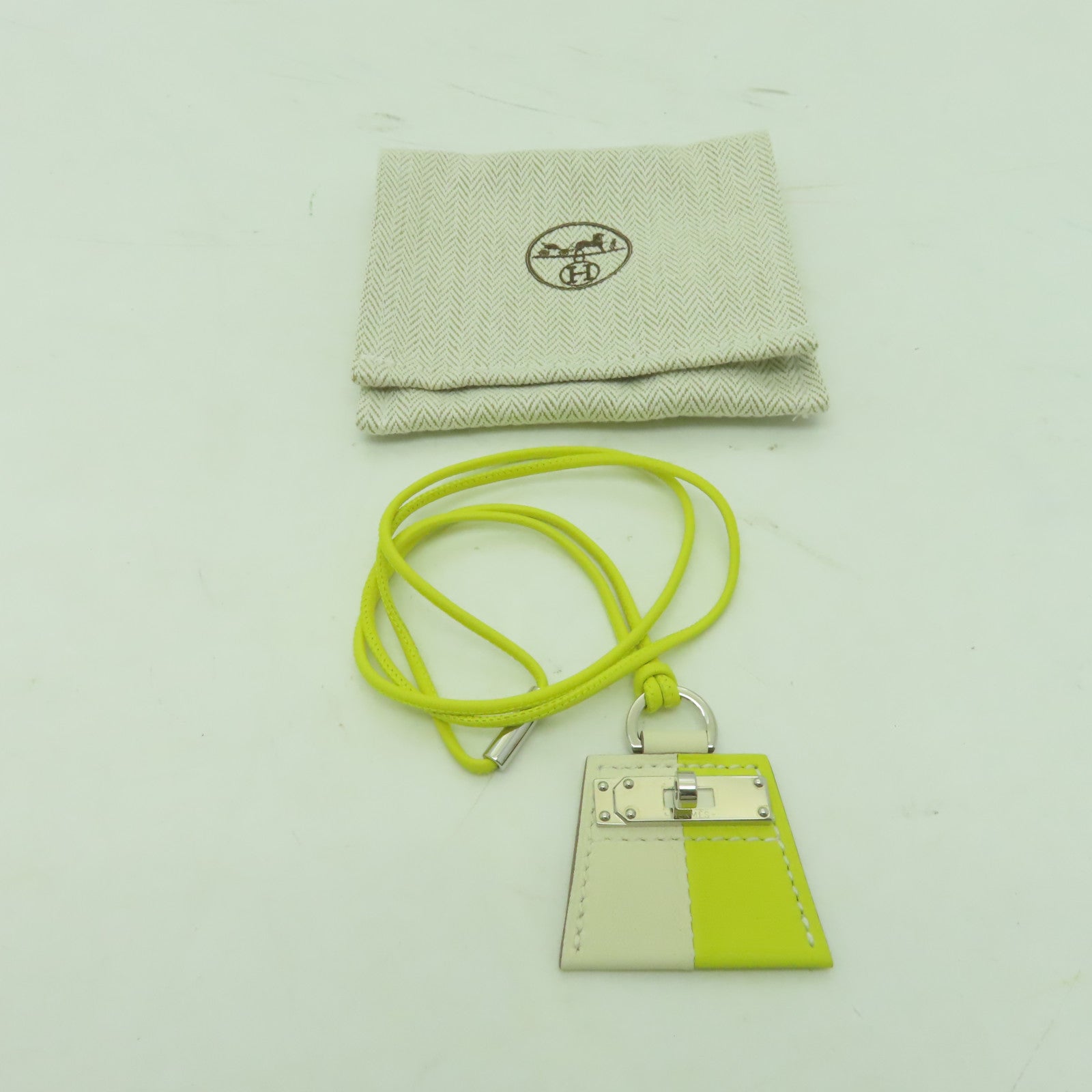 HERMES 【激減優惠】Swift皮革Mon Petit Kelly PM Necklace Pendant銀扣項鍊Lime檸檬黃色/Nata奶油白色