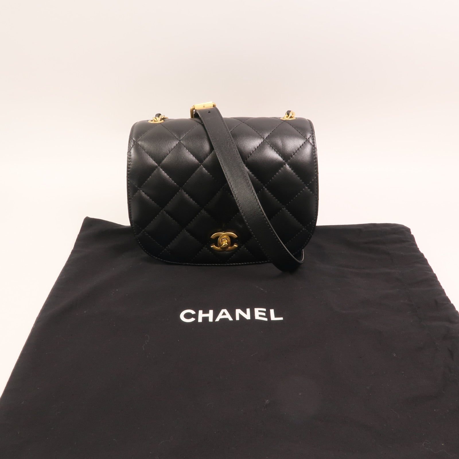 CHANEL 牛皮皮革Chain Shoulder金扣鏈帶肩背袋