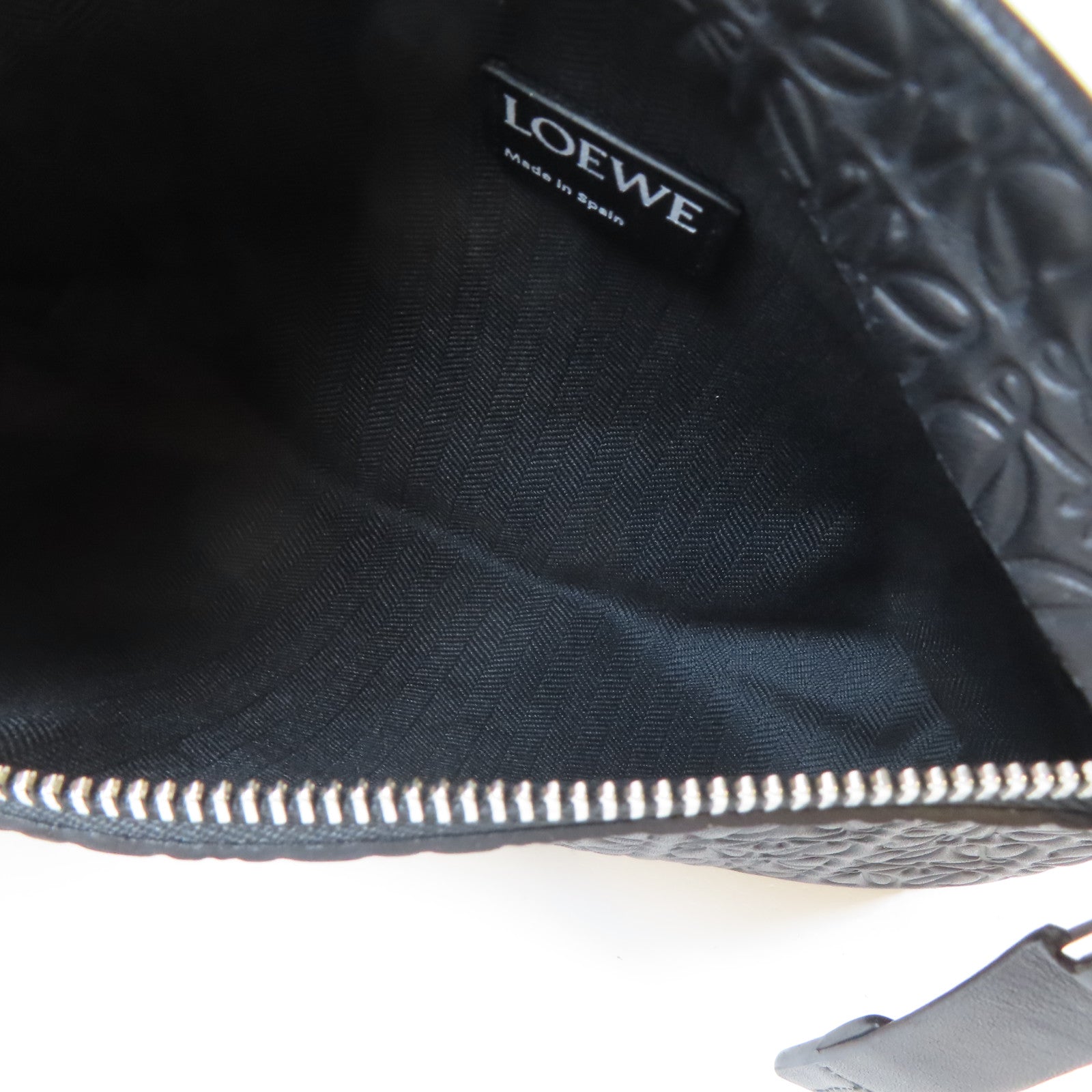 LOEWE 牛皮皮革Pouch銀扣小袋黑色