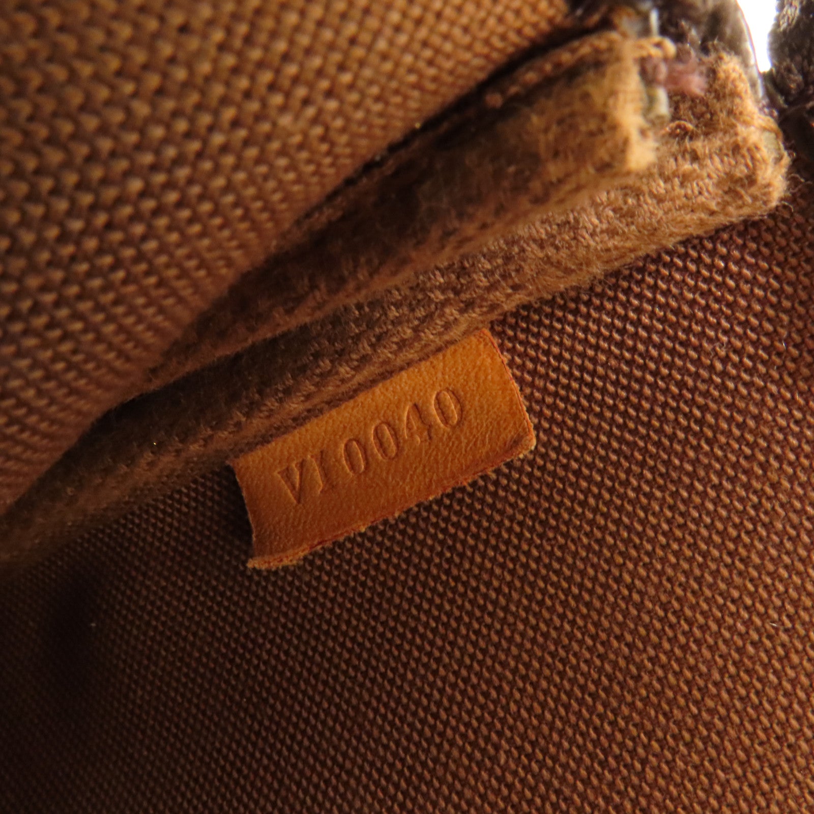 LOUIS VUITTON Monogram Pochette Accessoires金扣手挽袋棕色