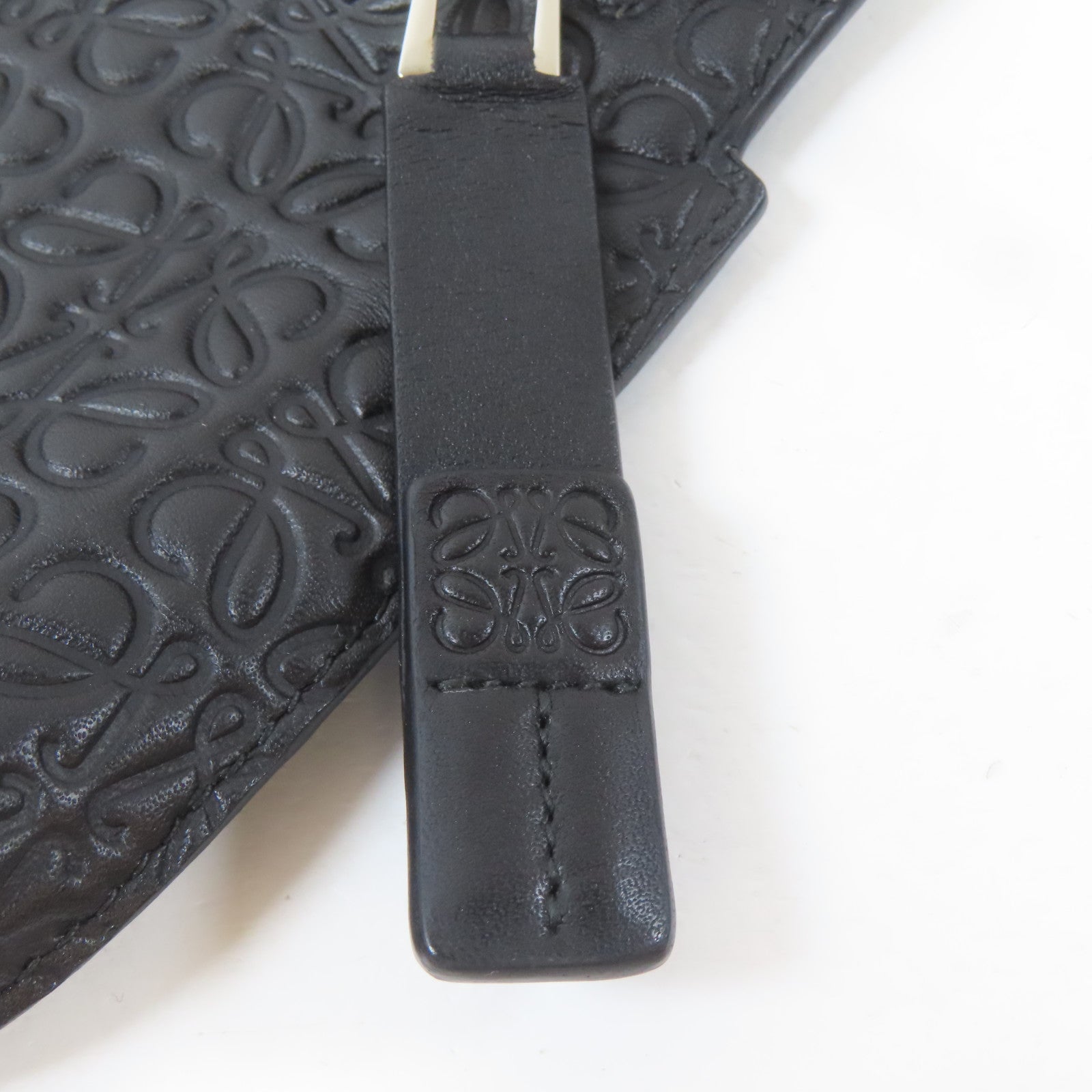 LOEWE 牛皮皮革Pouch銀扣小袋黑色