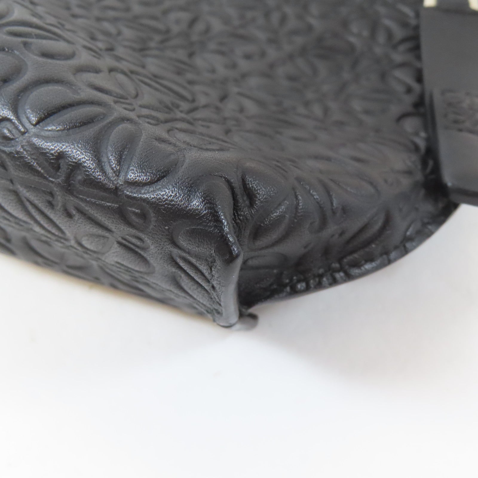 LOEWE 牛皮皮革Pouch銀扣小袋黑色