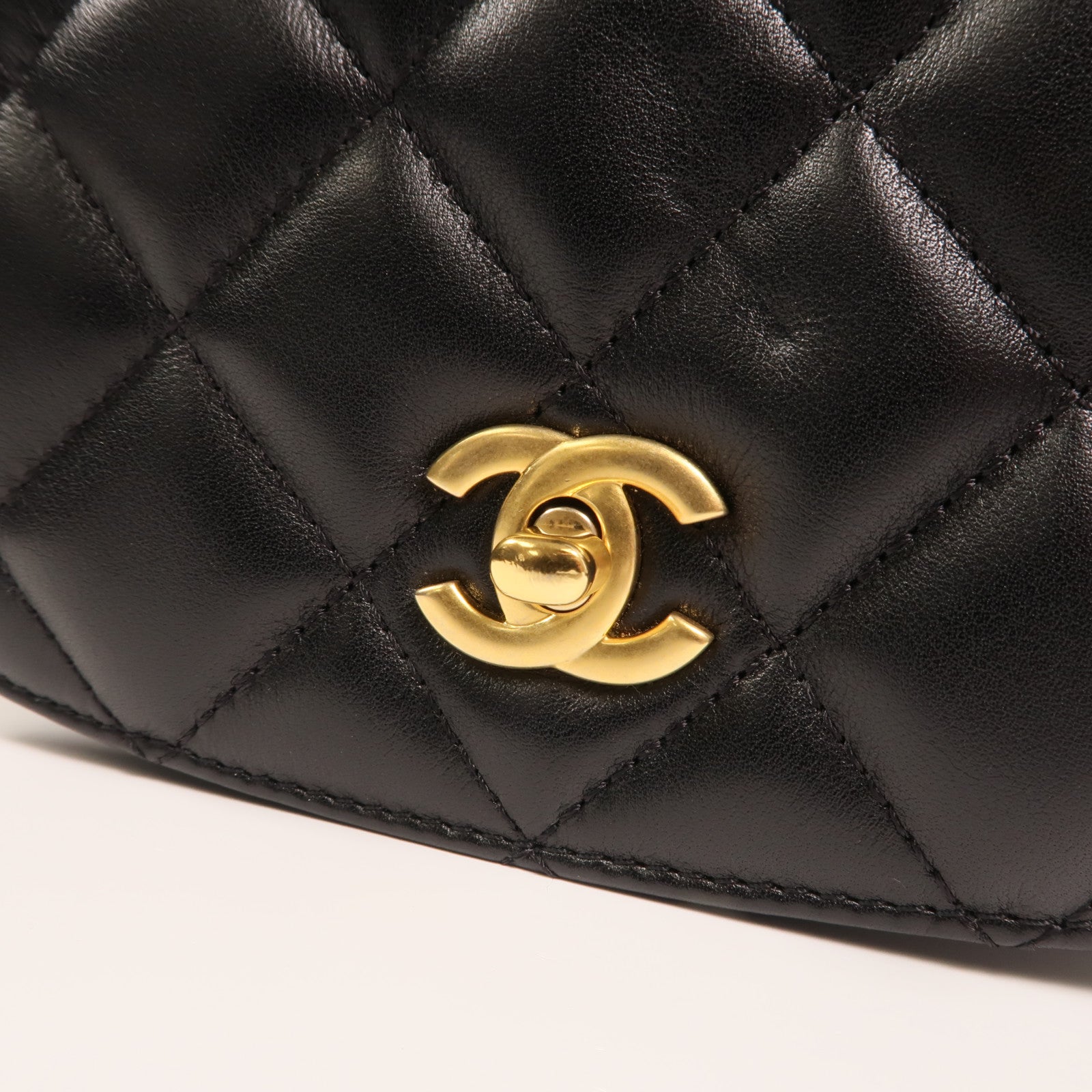 CHANEL 牛皮皮革Chain Shoulder金扣鏈帶肩背袋