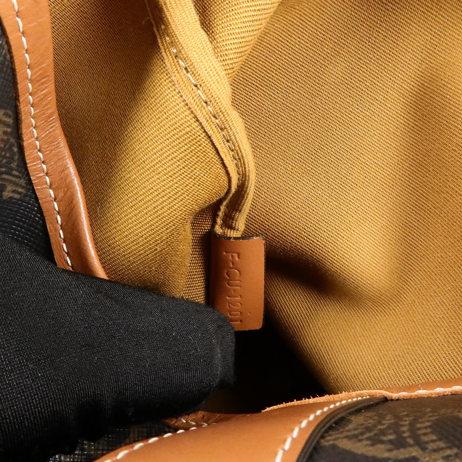 CELINE 塗層帆布Triomphe Bucket Medium肩背袋