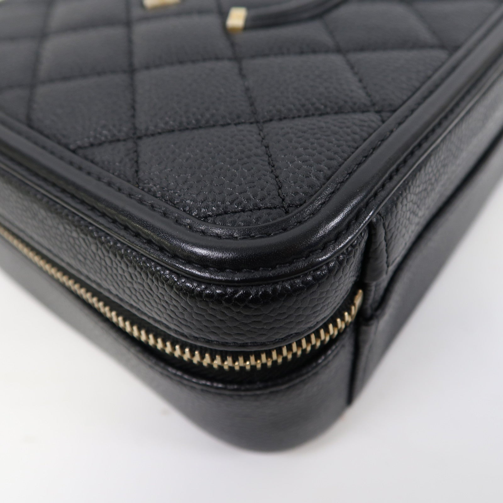 CHANEL 菱格Caviar皮革Vanity Case金扣鏈帶肩背袋黑色