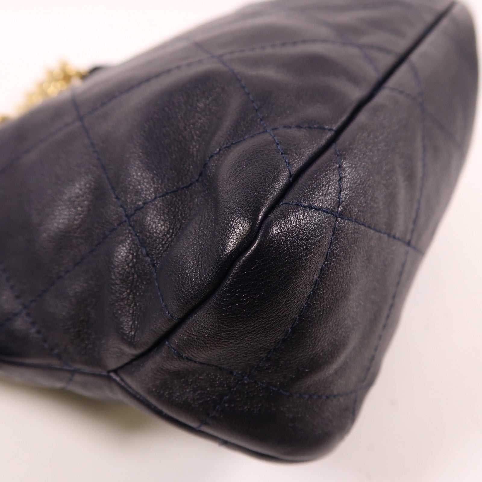 CHANEL 牛皮皮革Hobo Bag金扣鏈帶肩背袋紫色