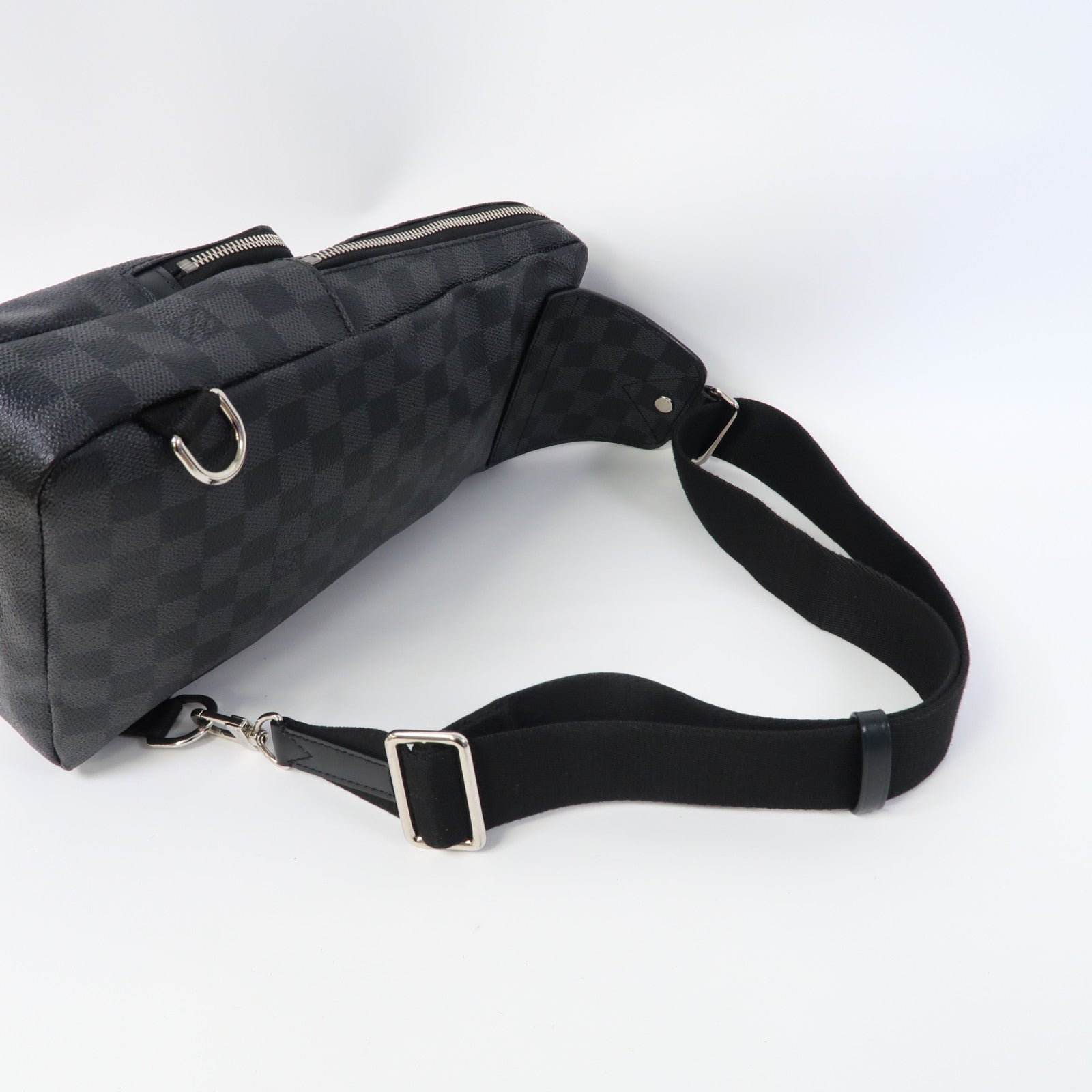 LOUIS VUITTON Damier Graphite Avenue Sling銀扣肩背袋黑色