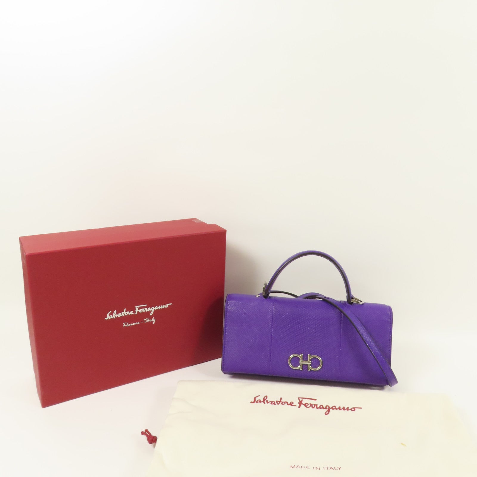 Salvatore Ferragamo 皮革Gancini Shoulder Wallet銀扣肩背袋
