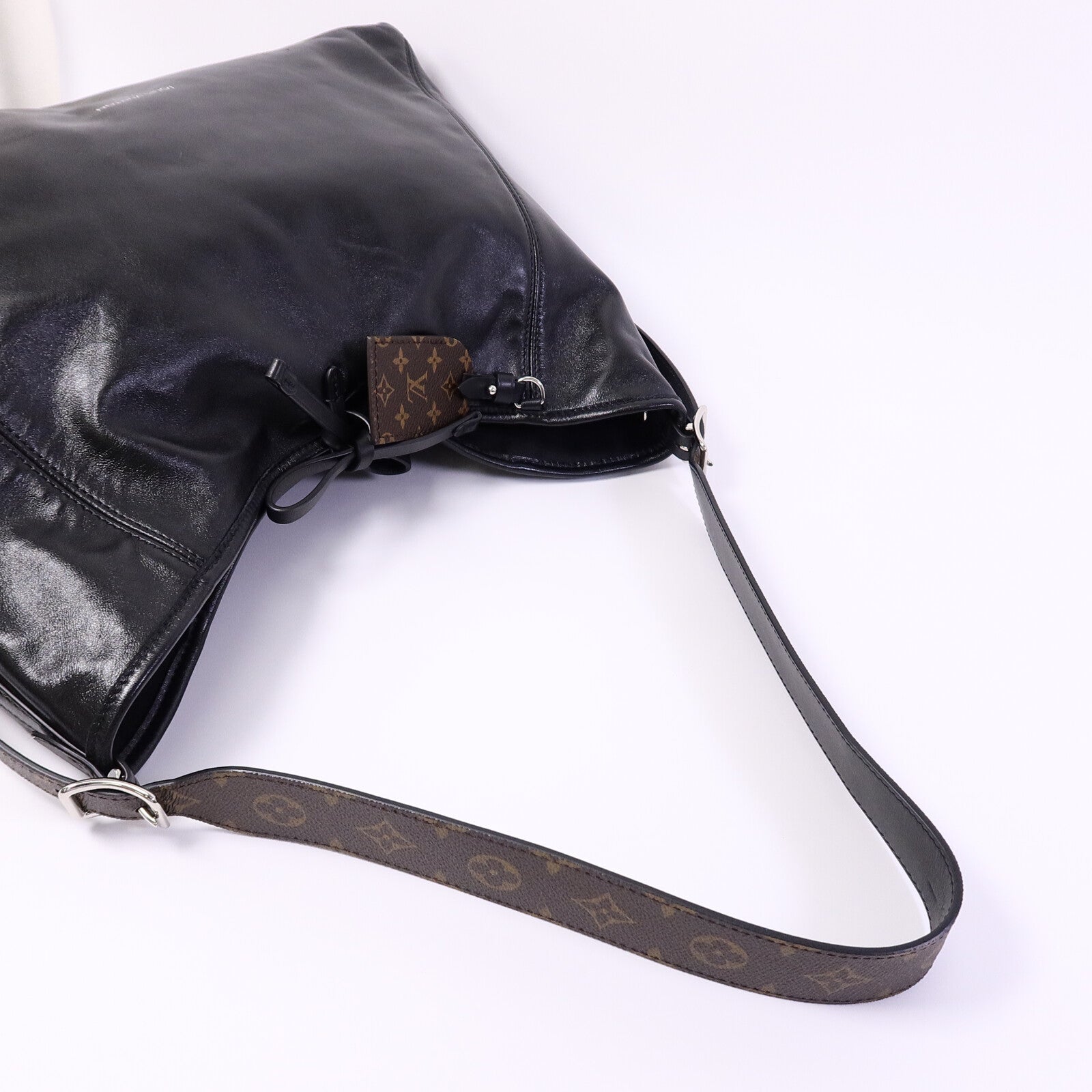 LOUIS VUITTON 羊皮皮革Carryall Vibe MM肩背袋
