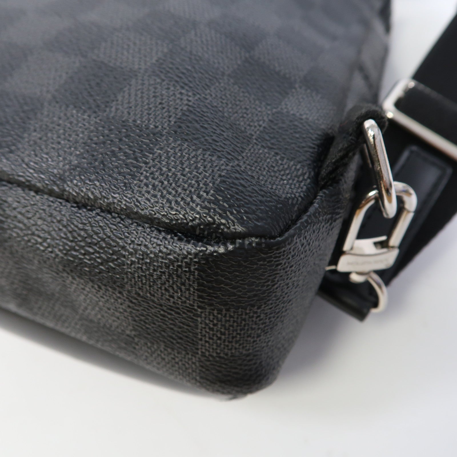 LOUIS VUITTON Damier Graphite Avenue Sling銀扣肩背袋黑色