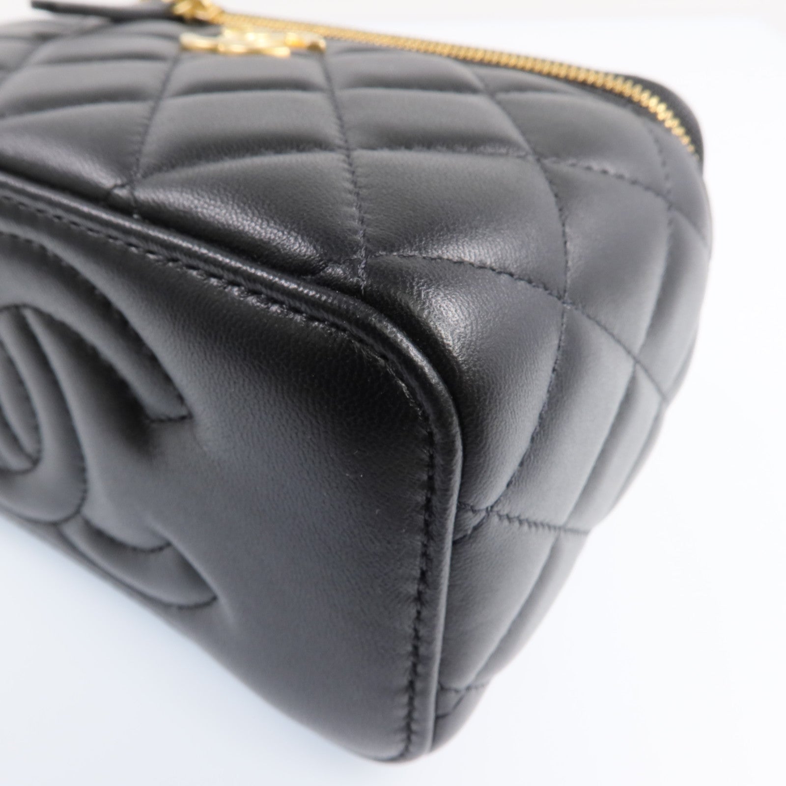 CHANEL 【激減優惠】羊皮皮革Vanity Case金扣鏈帶肩背袋
