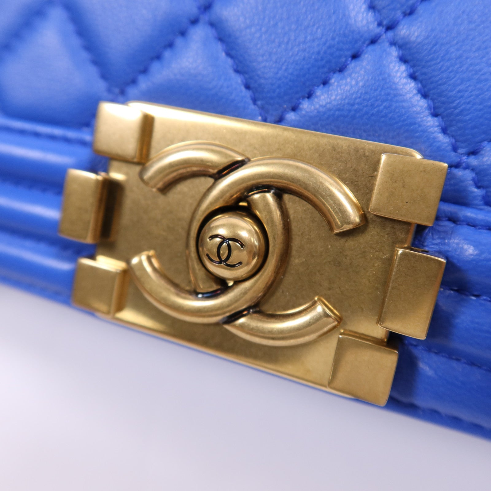 CHANEL 羊皮皮革Boy 28金扣鏈帶肩背袋