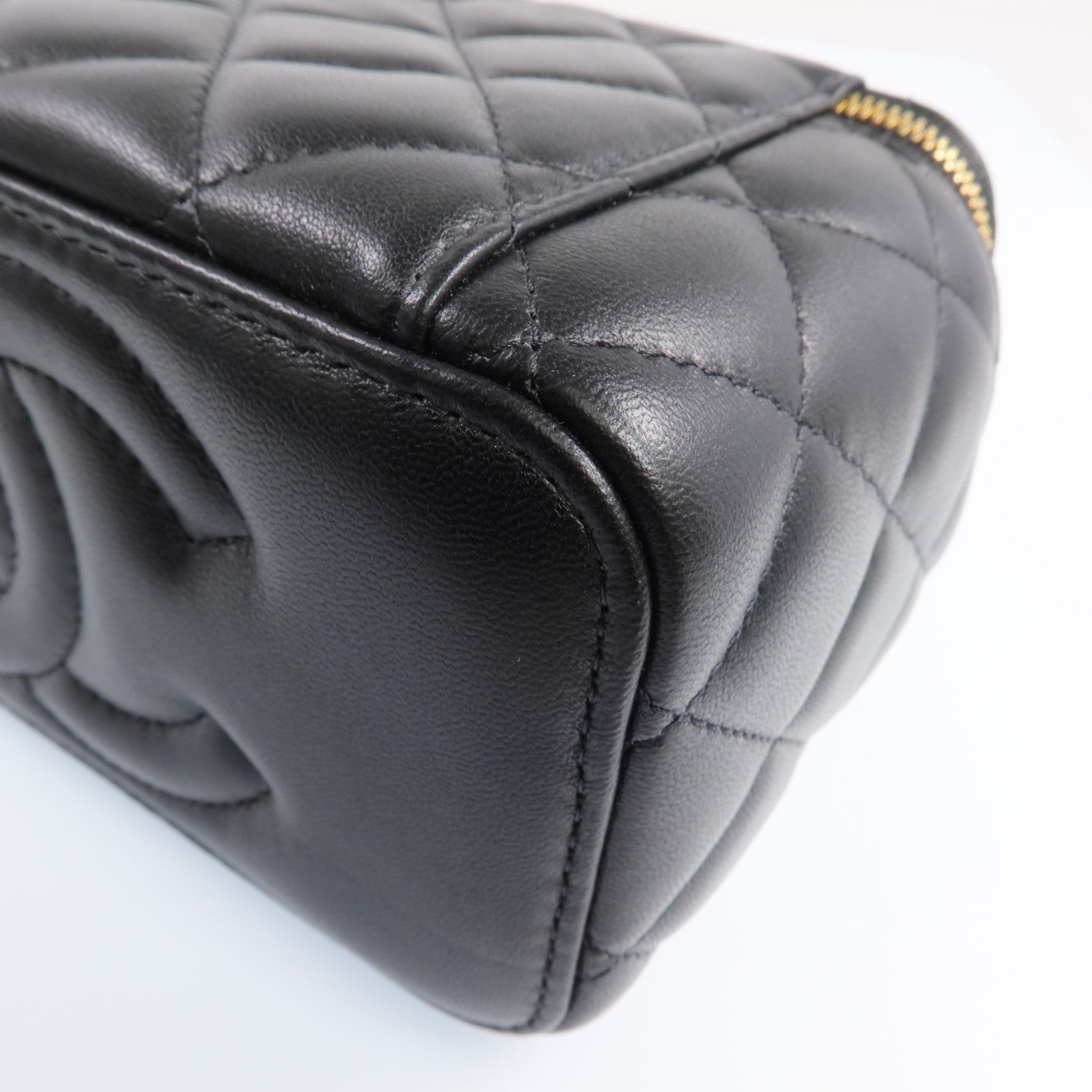 CHANEL 【激減優惠】羊皮皮革Vanity Case金扣鏈帶肩背袋