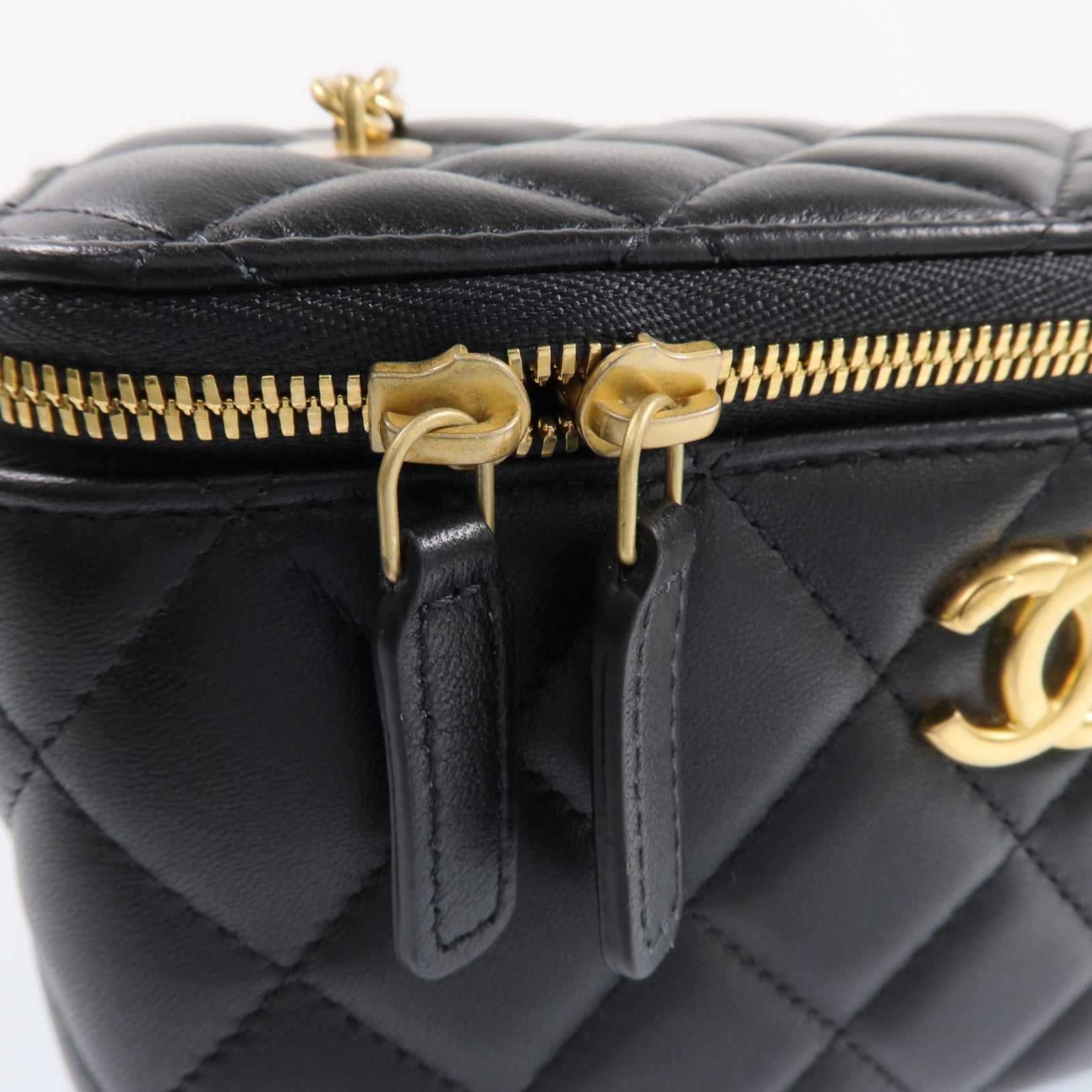 CHANEL 【激減優惠】羊皮皮革Vanity Case金扣鏈帶肩背袋