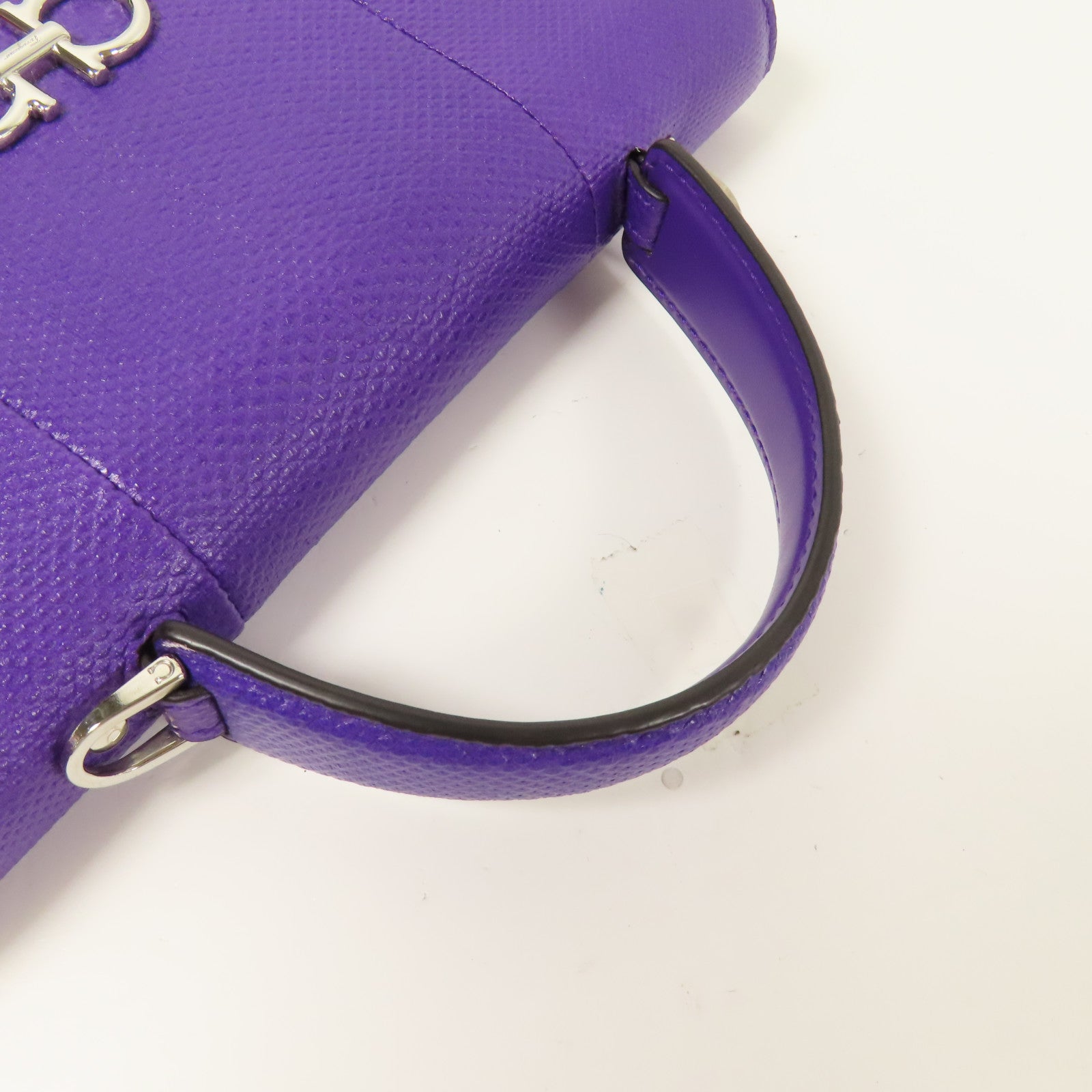 Salvatore Ferragamo 皮革Gancini Shoulder Wallet銀扣肩背袋