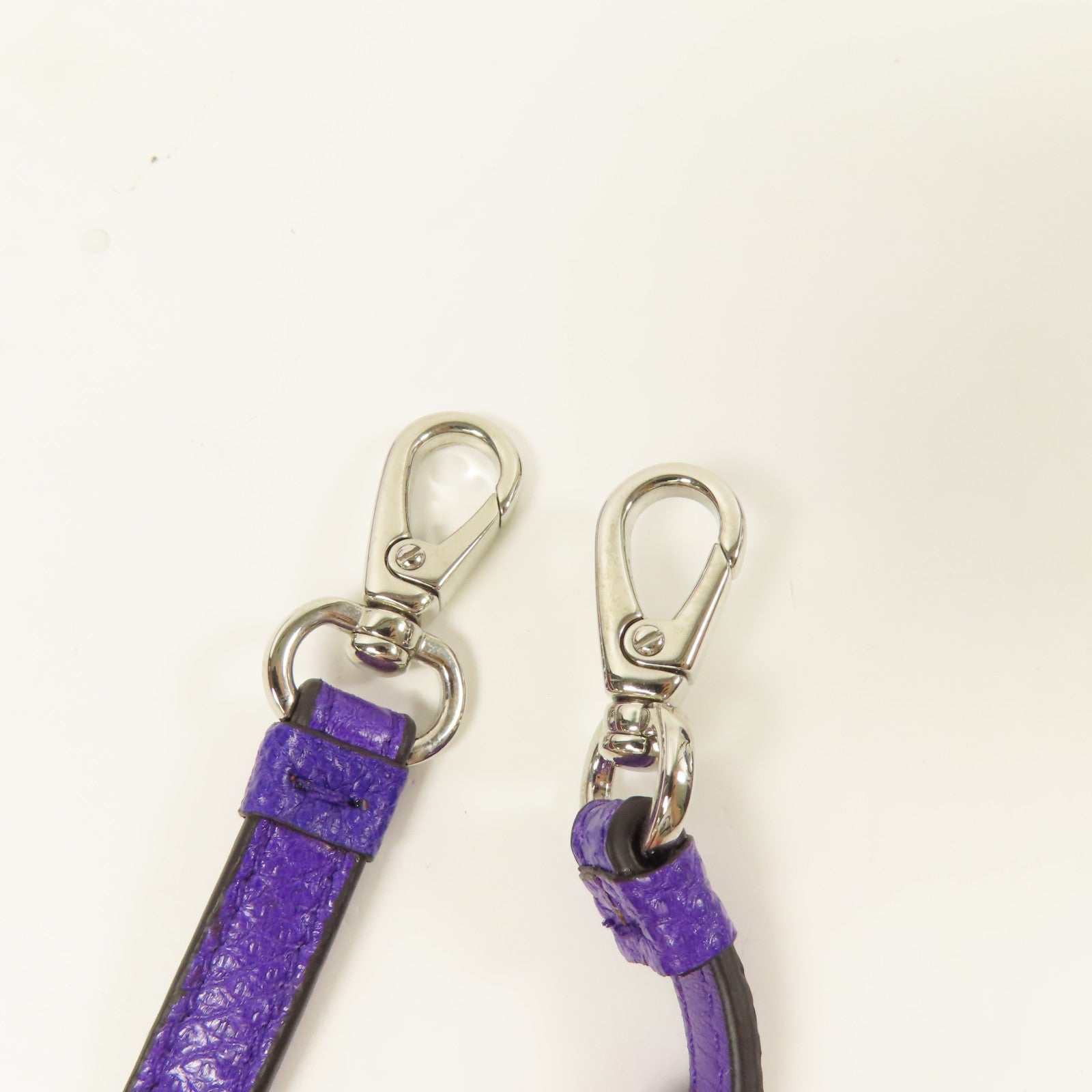 Salvatore Ferragamo 皮革Gancini Shoulder Wallet銀扣肩背袋